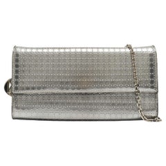 Dior Silber Microcannage Lackleder Croisiere Brieftasche an Kette aus Lackleder