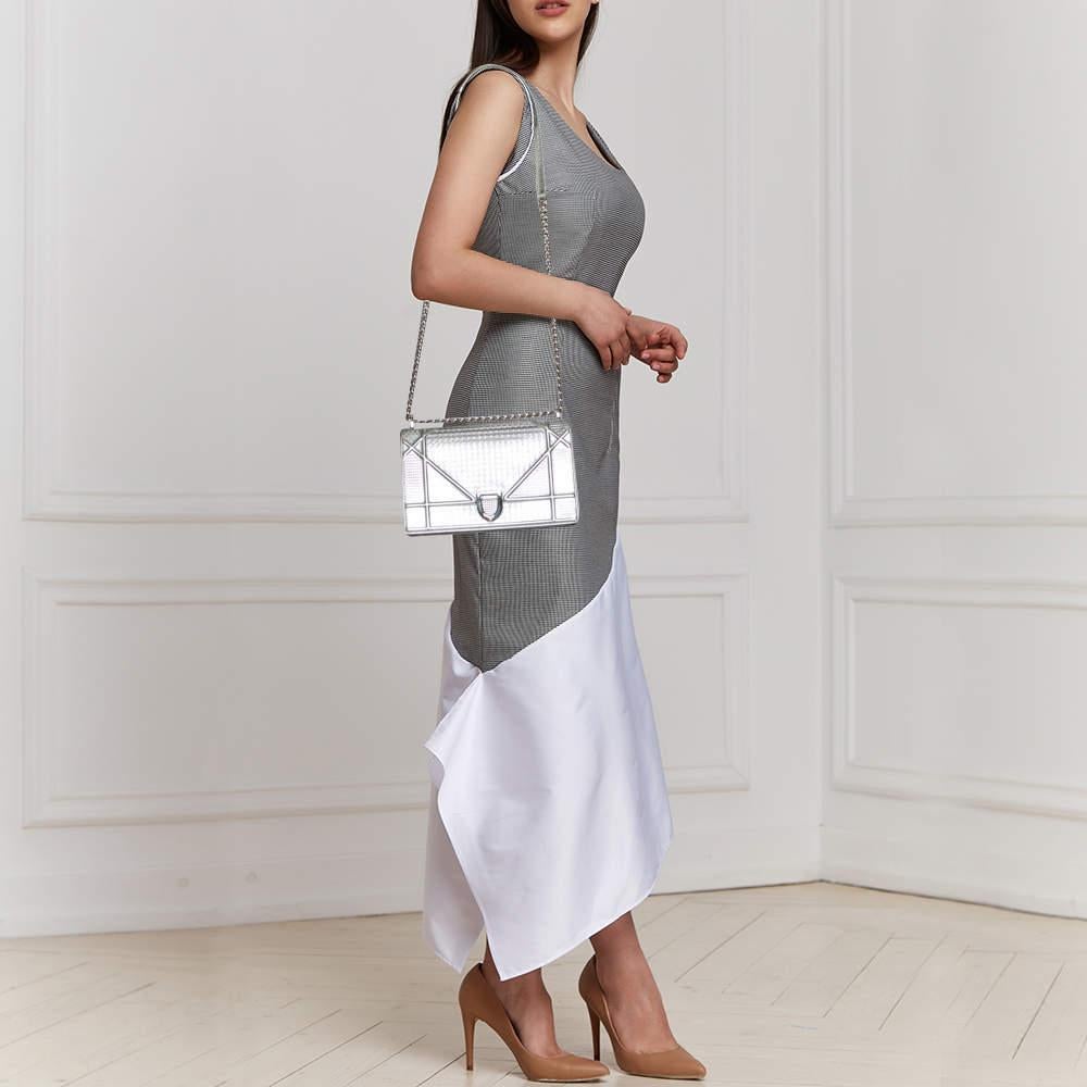 Dior Silver Microcannage Patent Leather Medium Diorama Shoulder Bag In Good Condition In Dubai, Al Qouz 2