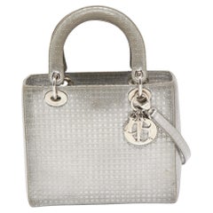 Sac cabas Lady Dior Silver Microcannage en cuir verni de taille moyenne