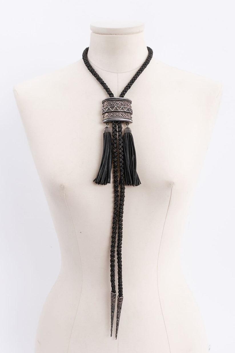 Dior - Necklace composed of silver plated and leather, embellished with two tassels.

Additional information:
Condition: Good condition, some wear on the leather
Dimensions: Length: 60 cm (23.62