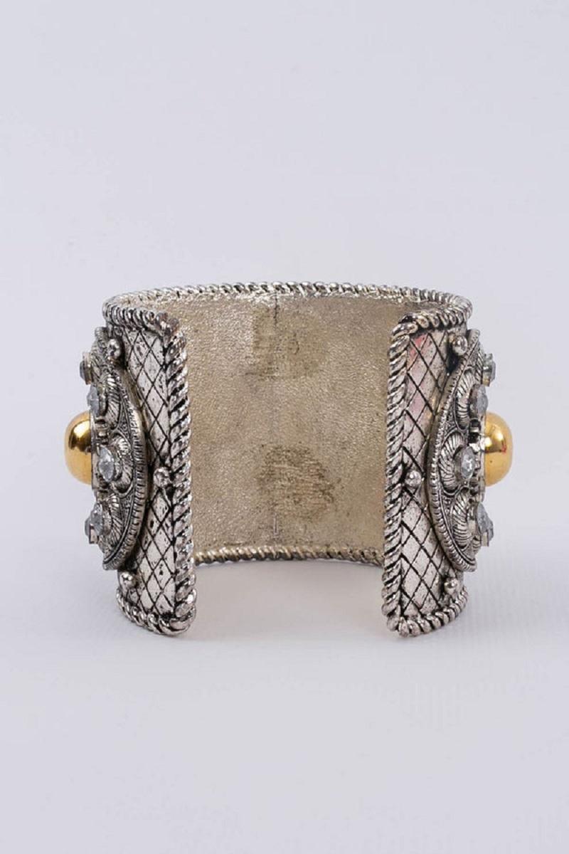 Bracelet manchette Dior en métal argenté Excellent état - En vente à SAINT-OUEN-SUR-SEINE, FR