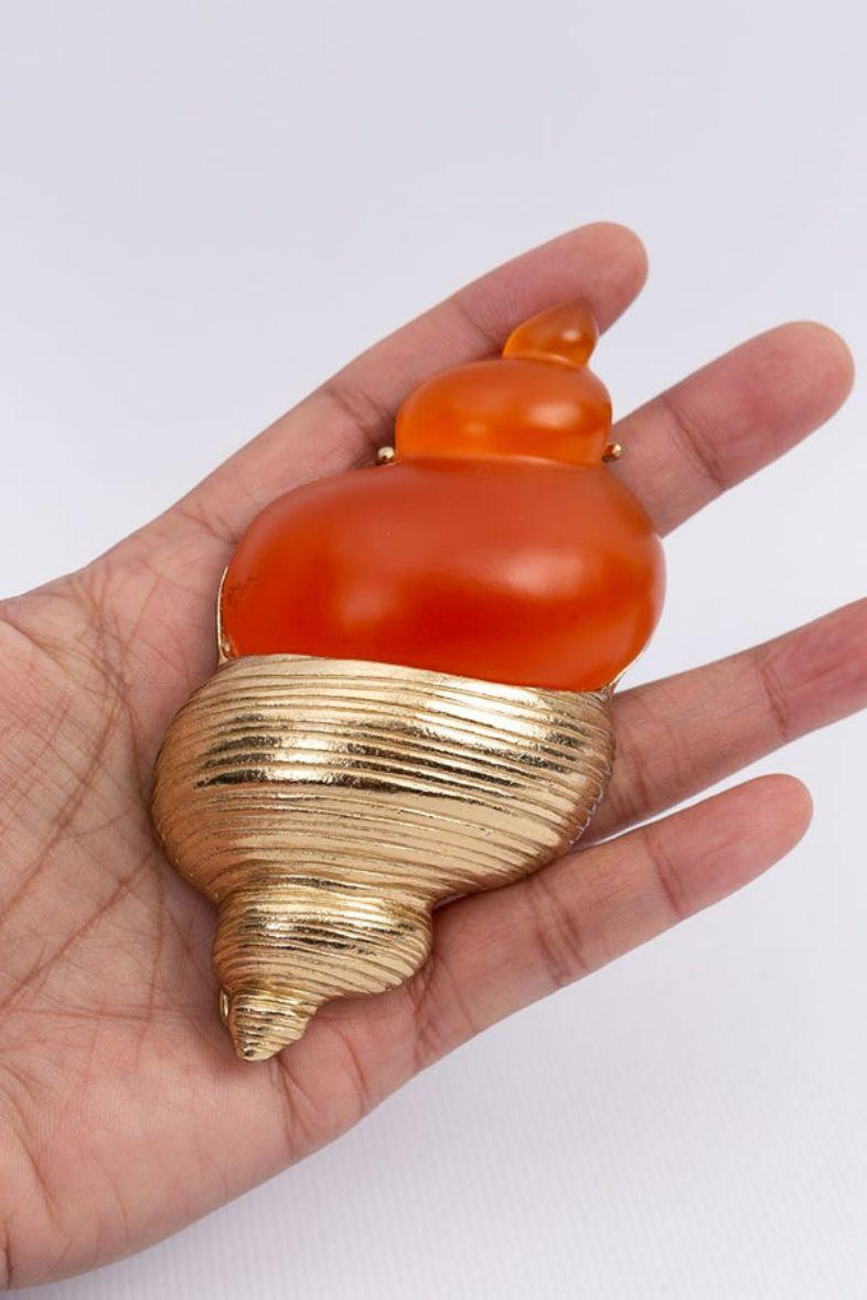 Dior Broche coquillage plaqué argent avec résine orange en vente 2