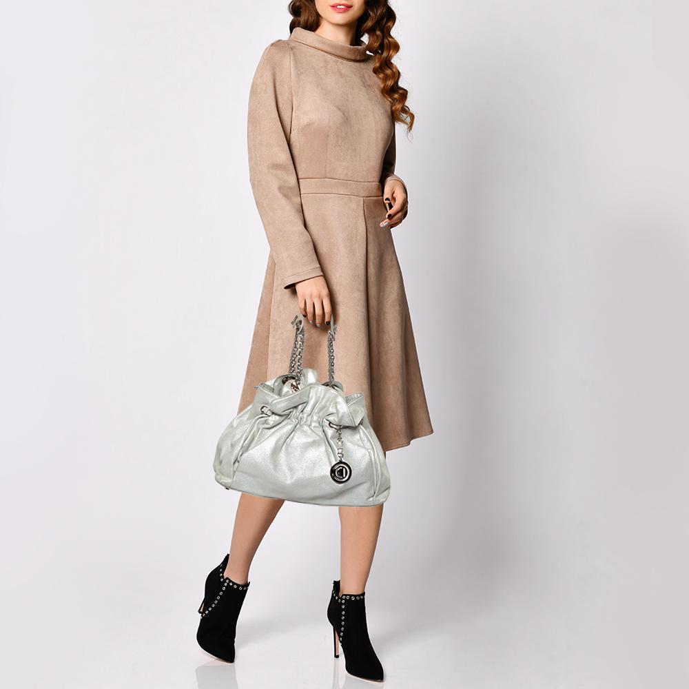 This stylish Le Trente hobo from Dior has been crafted from silver nubuck leather. The bag features dual chain straps with leather shoulder rests, a CD cutout charm in silver-tone metal, a drawstring closure, and protective metal feet at the bottom.