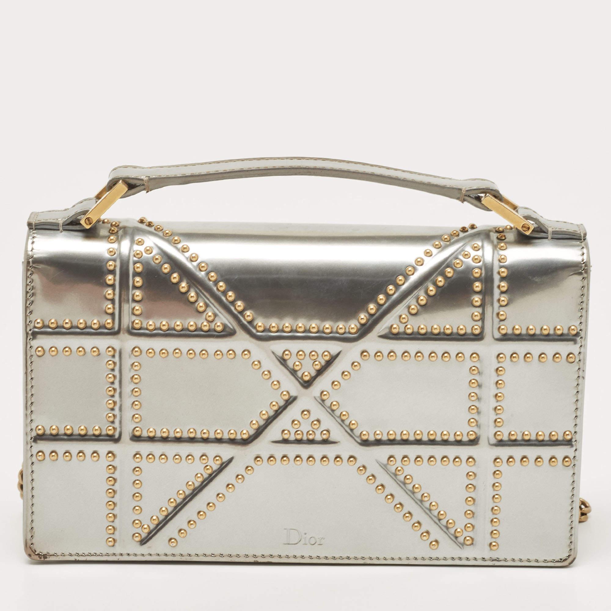 Trust this Dior Diorama bag to be light, durable, and comfortable to carry. It is crafted beautifully using the best materials to be a durable style ally.

Includes:  Original Dustbag, Detachable chain

