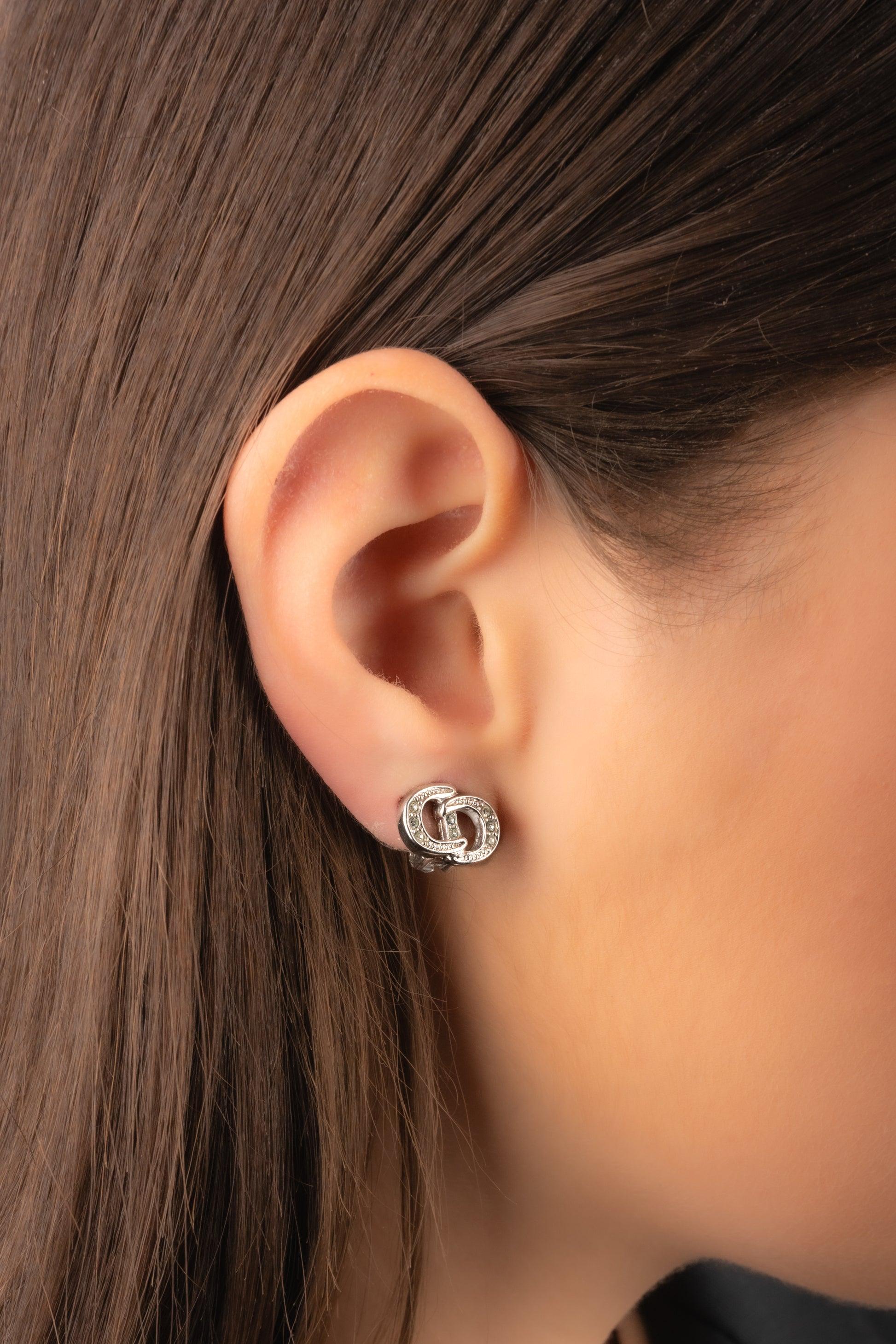 Dior - Orecchini a clip in metallo argentato.

Informazioni aggiuntive:
Condizioni: Buone condizioni
Dimensioni: 1 cm x 1,4 cm

Riferimento del venditore: BO38