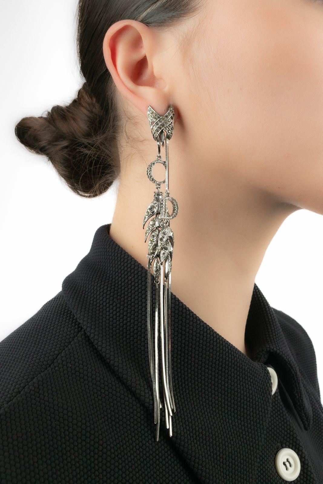 DIOR - (Made in France) Long silvery metal earrings ornamented with rhinestones representing ears of wheat.

Condition:
Very good condition

Dimensions:
Length: 17 cm

SKU:BO356
