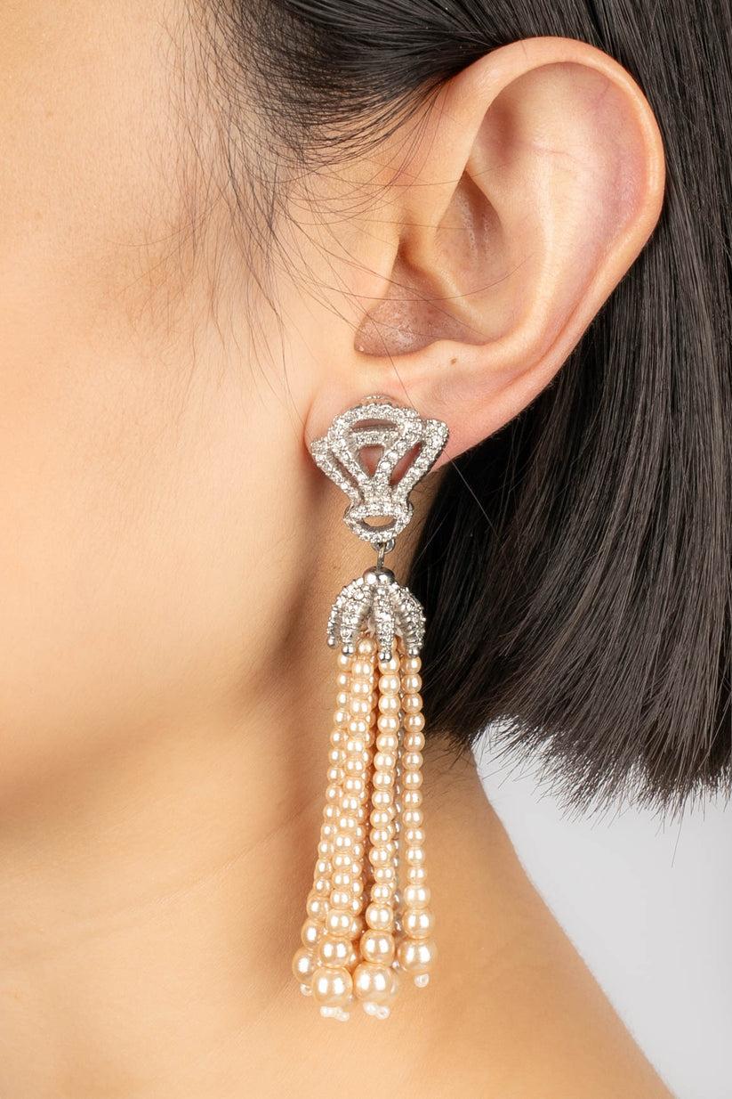 Dior - (Made in France) Orecchini a clip in metallo argentato con strass e perle di costume.

Informazioni aggiuntive:
Condizioni: Ottime condizioni
Dimensioni: Lunghezza: 9 cm

Riferimento del venditore: BO261
