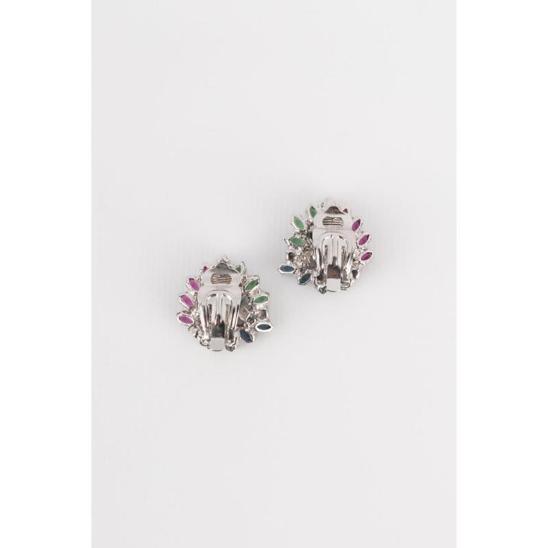 Dior - (Fabricado en Alemania) Pendientes de clip de metal plateado adornados con brillantes de colores.

Más información:
Estado: Muy buen estado
Dimensiones: 2 cm x 2 cm

Referencia del vendedor: BO48