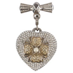 Silberne Metallherzbrosche von Dior mit Strasssteinen