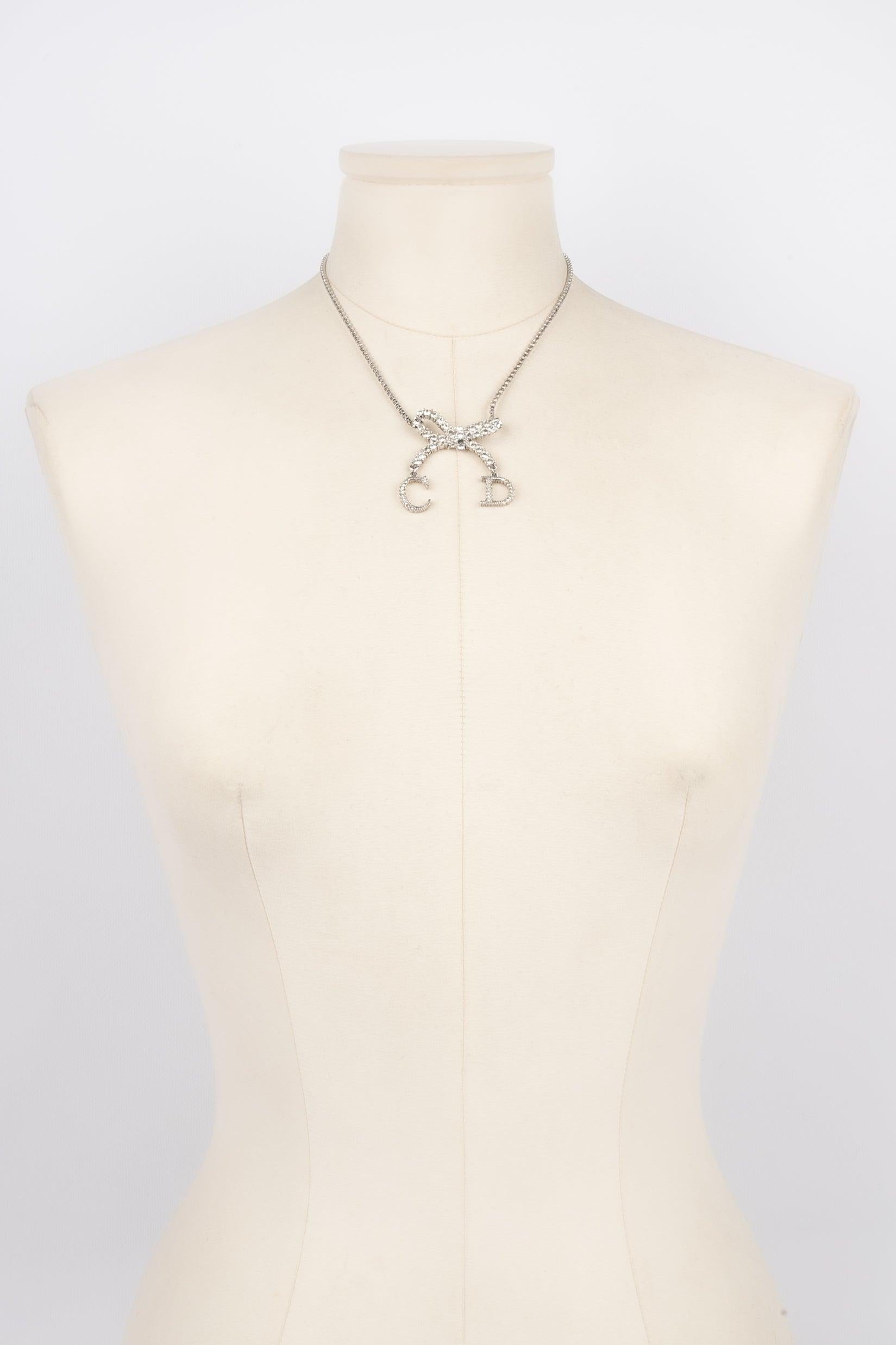 Dior - (Made in France) Silvery metal short necklace ornamented with rhinestones. Jewelry designed under the artistic direction of John Galliano.

Additional information:
Condition: Very good condition
Dimensions: Length: from 39 cm to 43 cm

Seller