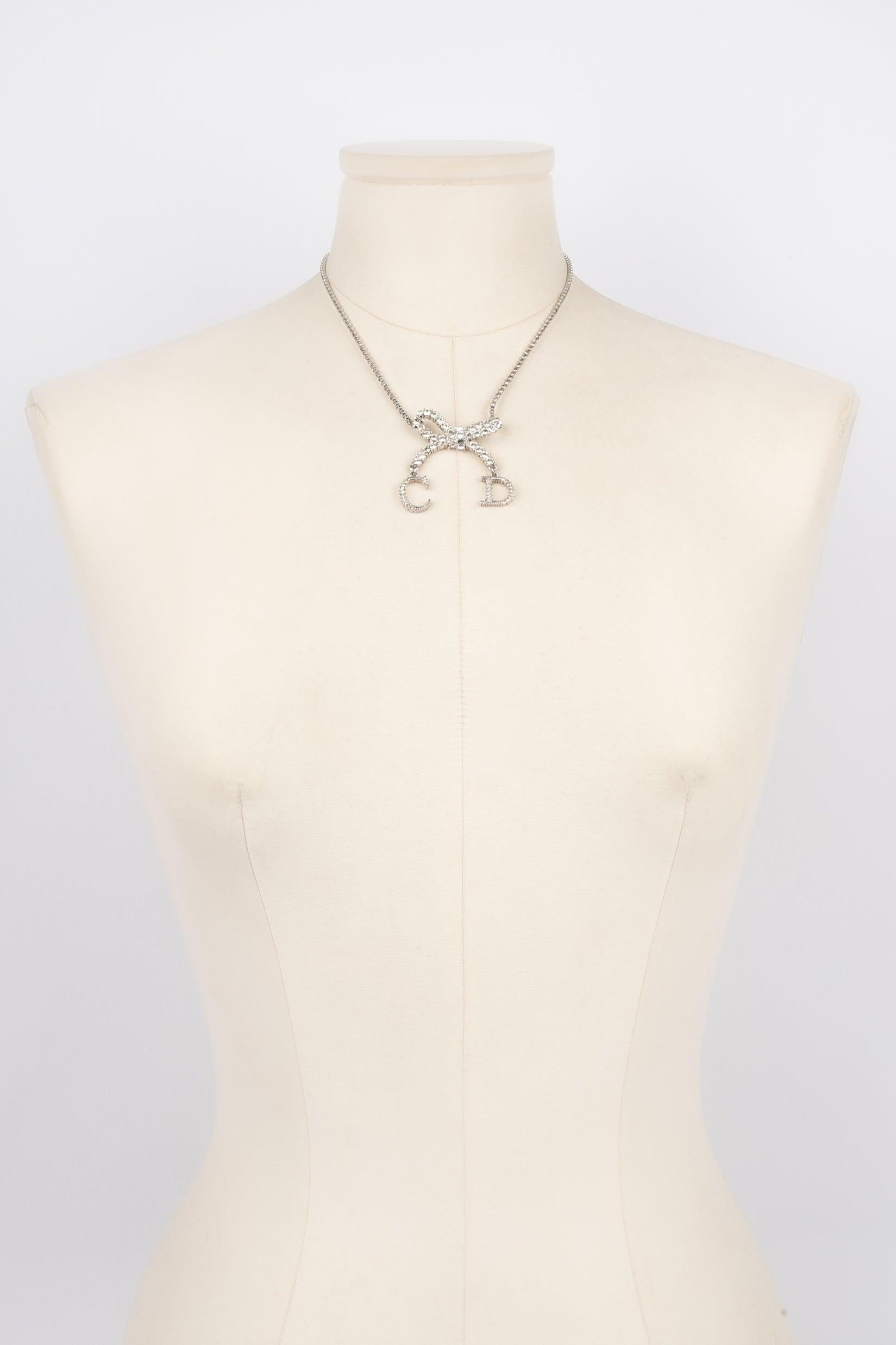 Dior - (Made in France) Silvery metal short necklace ornamented with rhinestones. Jewelry designed under the artistic direction of John Galliano.

Additional information:
Condition: Very good condition
Dimensions: Length: from 39 cm to 43 cm

Seller