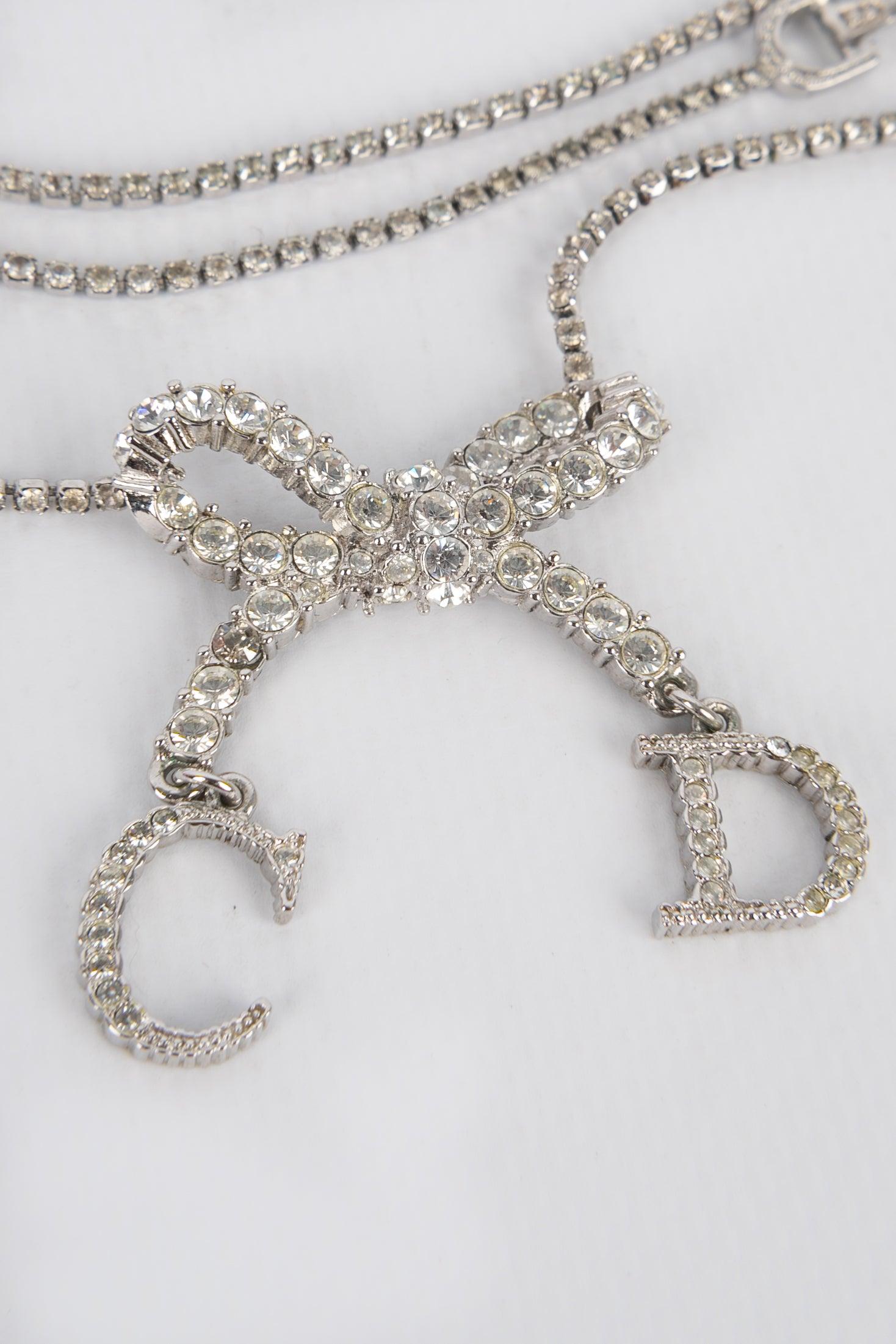 Dior Silberne Metall-Halskette mit kurzen Schleife im Zustand „Hervorragend“ im Angebot in SAINT-OUEN-SUR-SEINE, FR