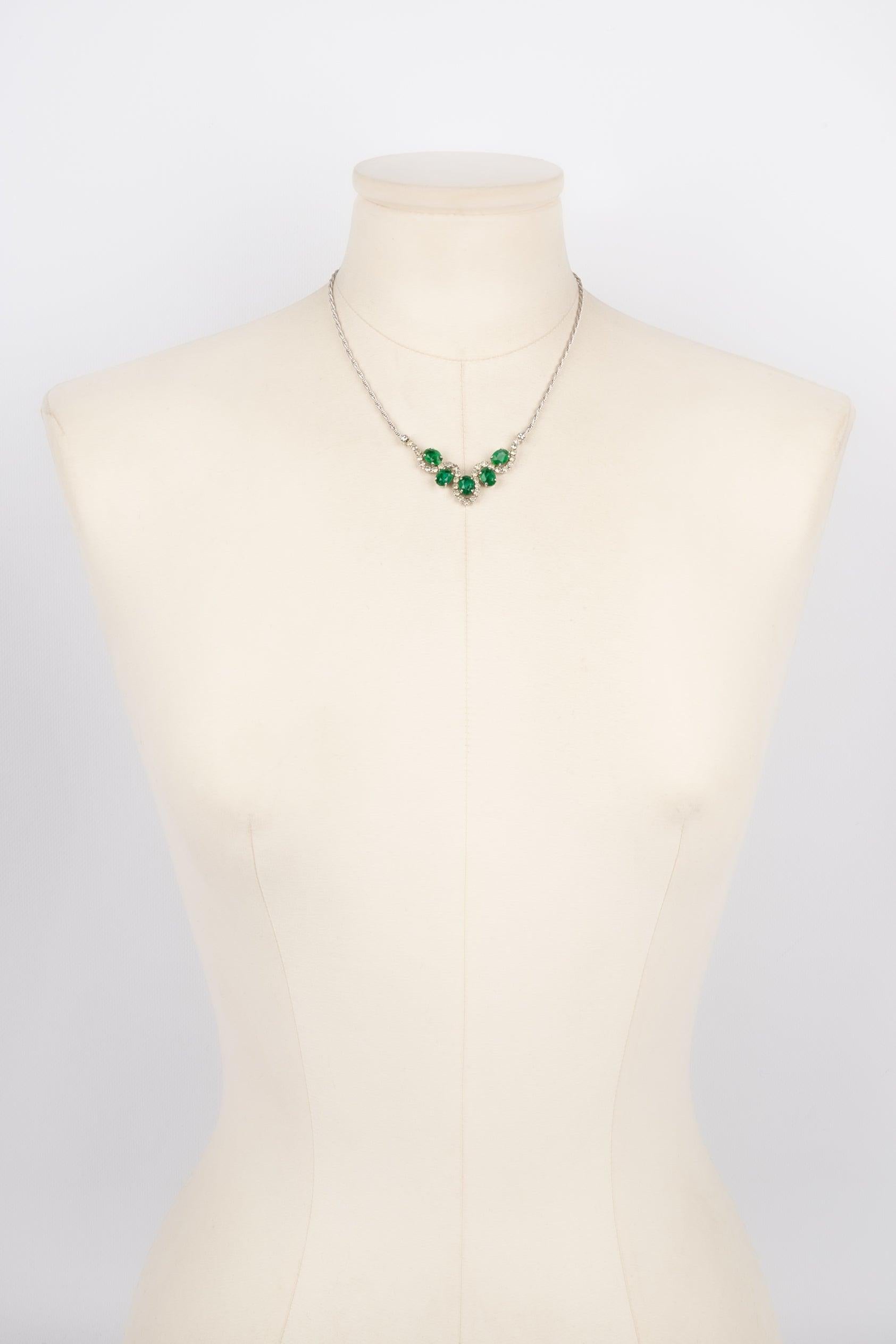 Dior - (Made in Germany) Silvery metal short necklace with green glass paste cabochons

Additional information:
Condition: Very good condition
Dimensions: Length: from 37 cm to 43 cm

Seller Reference: BC95