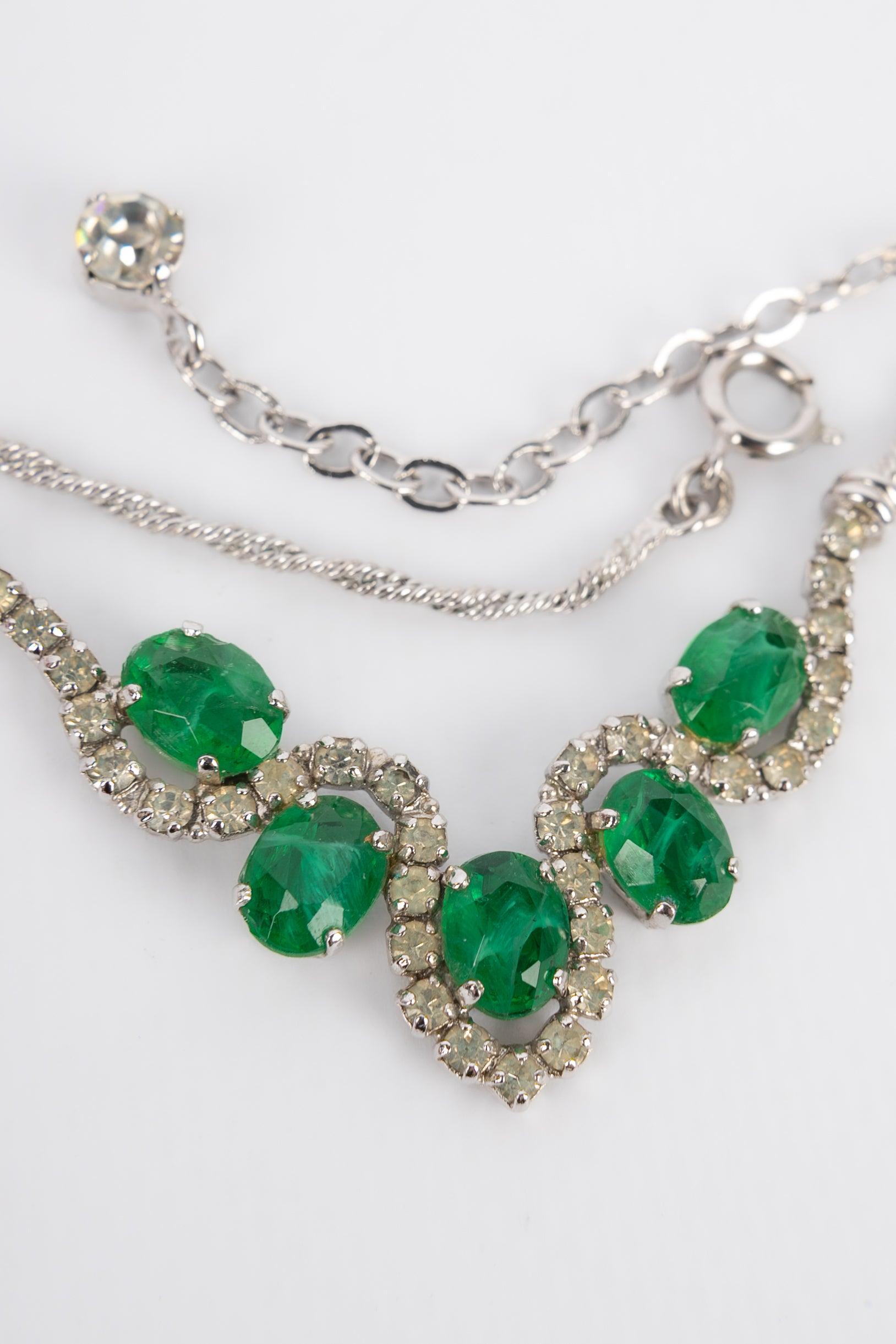 Dior Silvery Metal Short Necklace with Green Glass Paste Cabochons In Excellent Condition For Sale In SAINT-OUEN-SUR-SEINE, FR