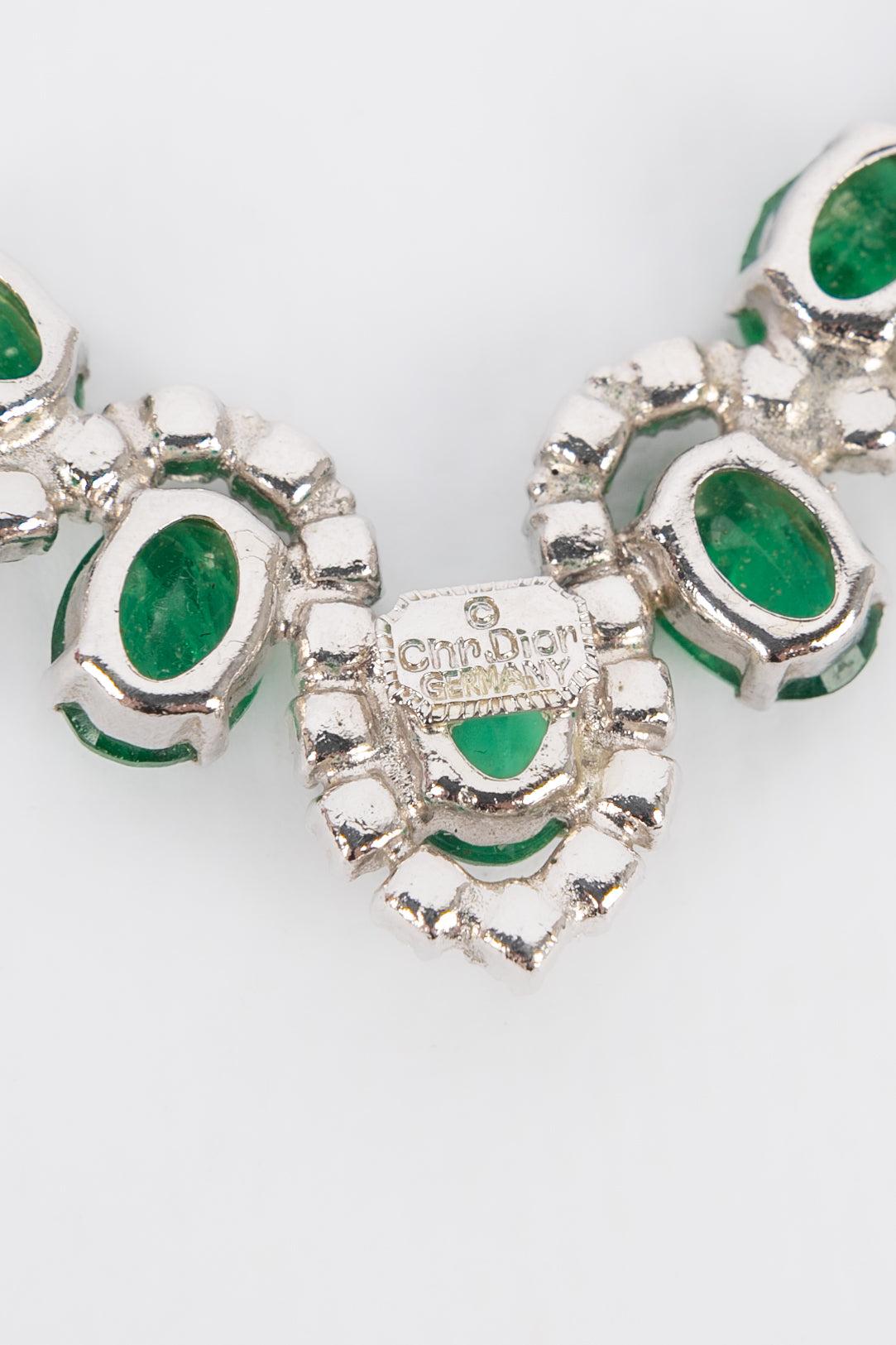 Dior Collier court en métal argenté avec cabochons en pâte de verre vert Pour femmes en vente