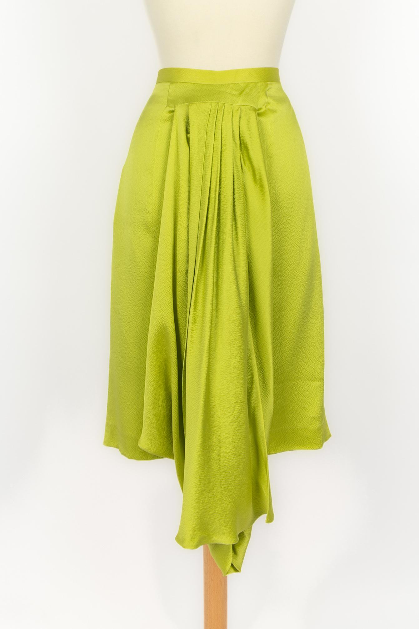 DIOR - (Made in France) Falda plisada de seda verde. Colección Otoño-Invierno 2007 bajo la dirección artística de John Galliano. Talla 44FR.

Estado:
Muy buen estado

Dimensiones:
Cintura: 38 cm - Largo: 72 cm

SKU:FJ158


