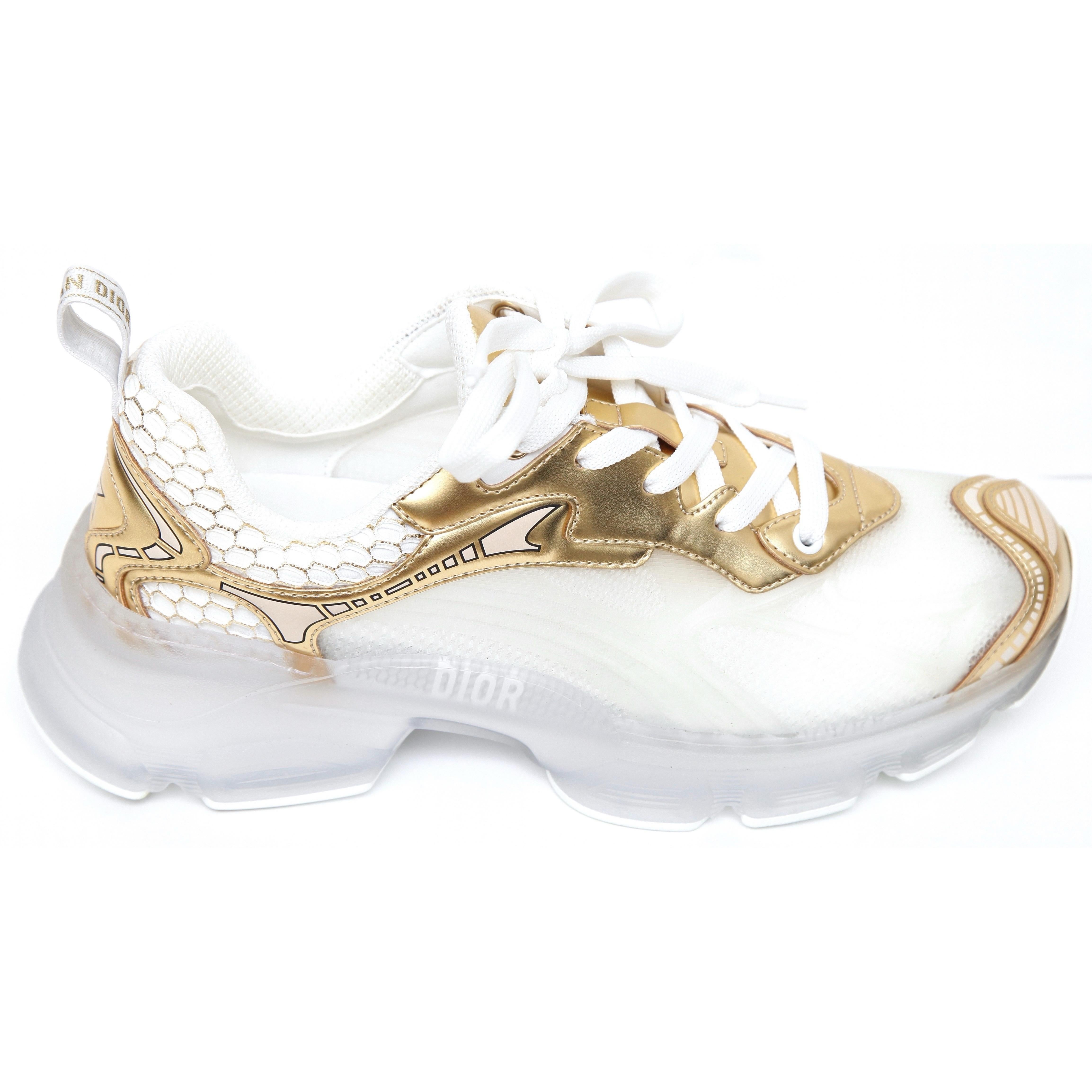GUARANTEED AUTHENTIC CHRISTIAN DIOR VIBE WHITE GOLD-TONE SNEAKERS

Retail excluding sales taxes $1,190

Design:
- Vibe lace-up sneakers in white mesh and gold-tone technical fabric..
- Transparent rubber inserts.
- Signature at rear pull tag.
-