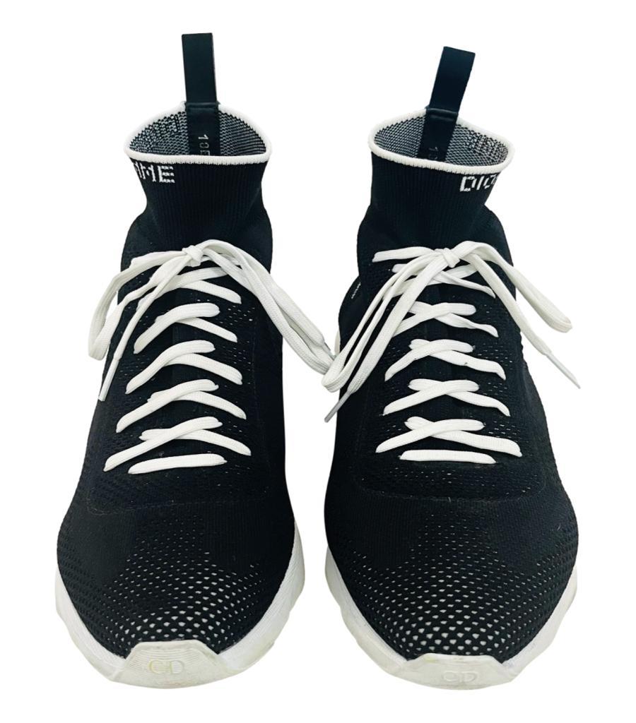 Scarpe da ginnastica alte Dior Sock B21

Scarpe da ginnastica nere con suola in gomma bianca e maglia tecnica.

Caratterizzate da un ricamo 