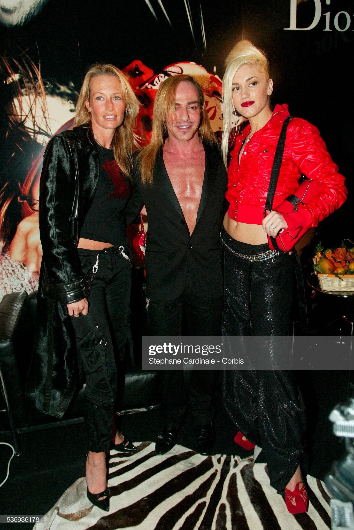 Eine schwarze Version der Laufsteghose mit Ledergürtel und Cargotaschen, wie sie Gwen Stefani beim Besuch einer Dior-Show trug.

Größe FR 40.

Abmessungen (flach auf eine Seite gelegt):

Taille - 42 cm (16,5 in)
Hüften - 56 cm (23 Zoll)
Rückenhöhe -