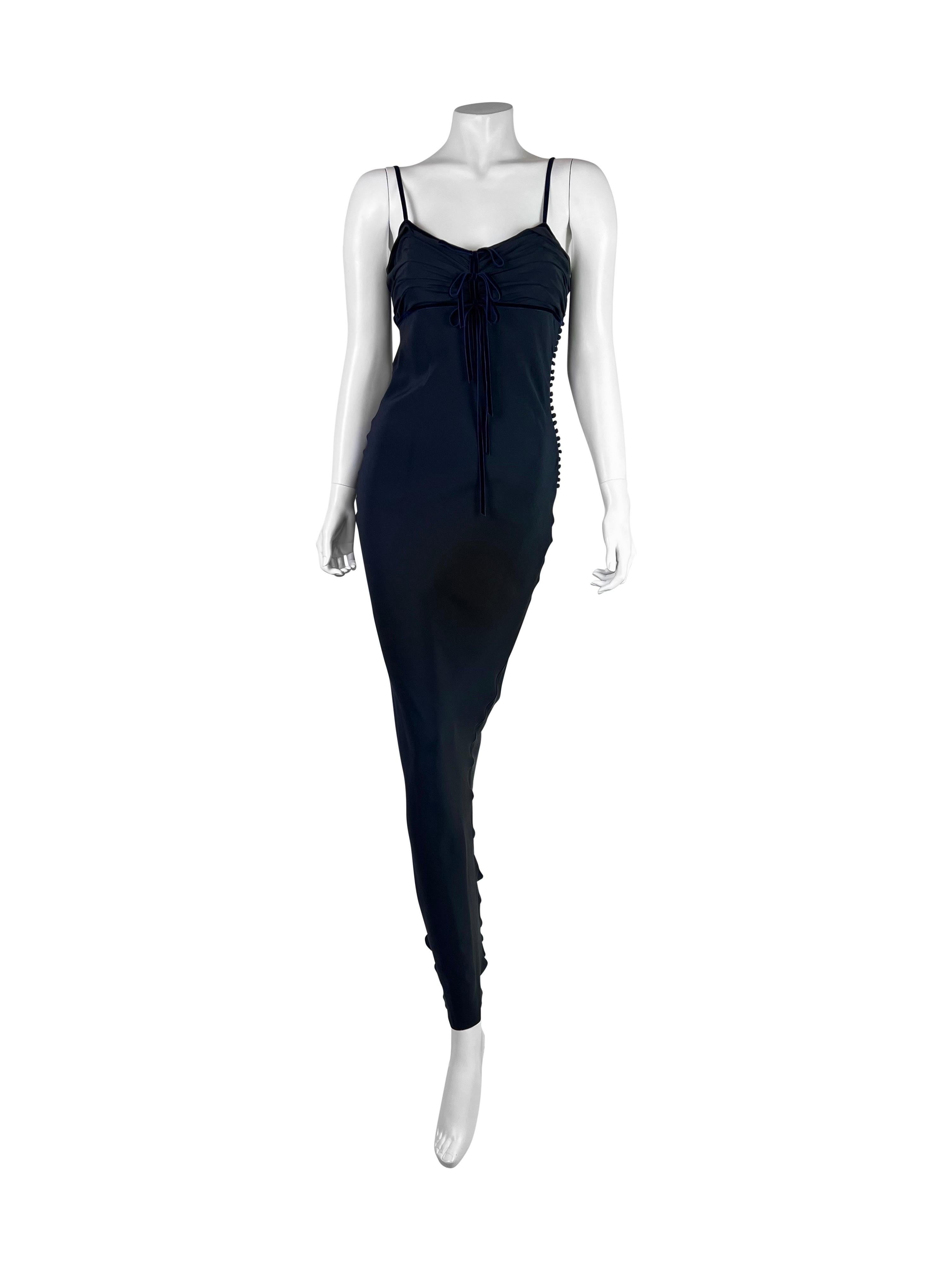 Un impresionante vestido de seda azul noche intenso con una hilera de botones textiles de la firma y un corte muy favorecedor, decorado con preciosos lazos de terciopelo.

Talla FR 38, pero se ajusta como S/M.

Medidas (en posición horizontal por un