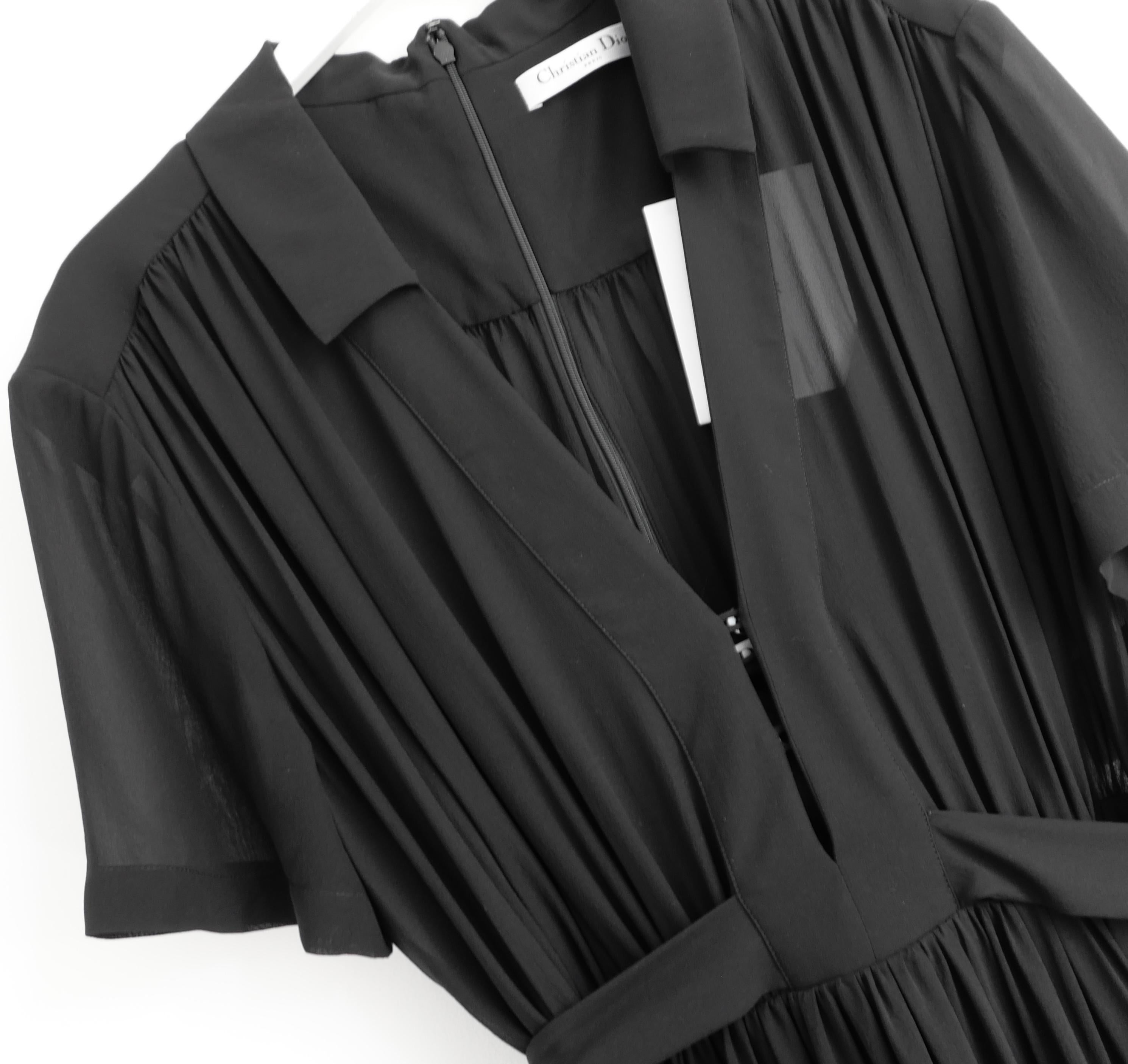 Abito nero Dior assolutamente stupefacente della Collection'S 2015 di Raf Simons - Look 27 in passerella. Il prezzo di vendita originale era di 5000 dollari ed è nuovo con cartellino/pulsante di ricambio. u2028Realizzato in misto seta nera e