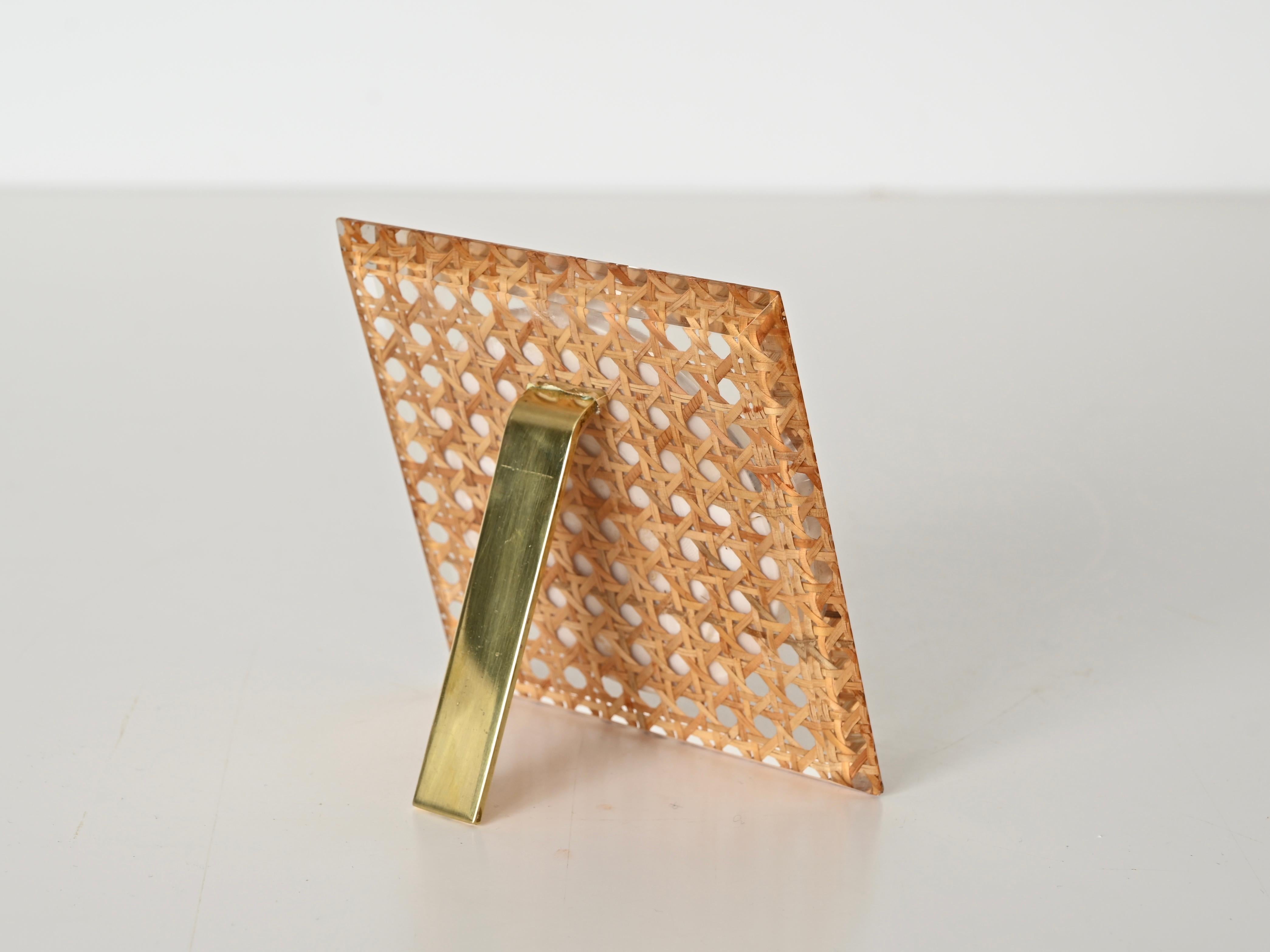 Mid-Century moderno Portafoto quadrato Dior in ottone, lucite smussata e paglia di Vienna, Italia anni '70