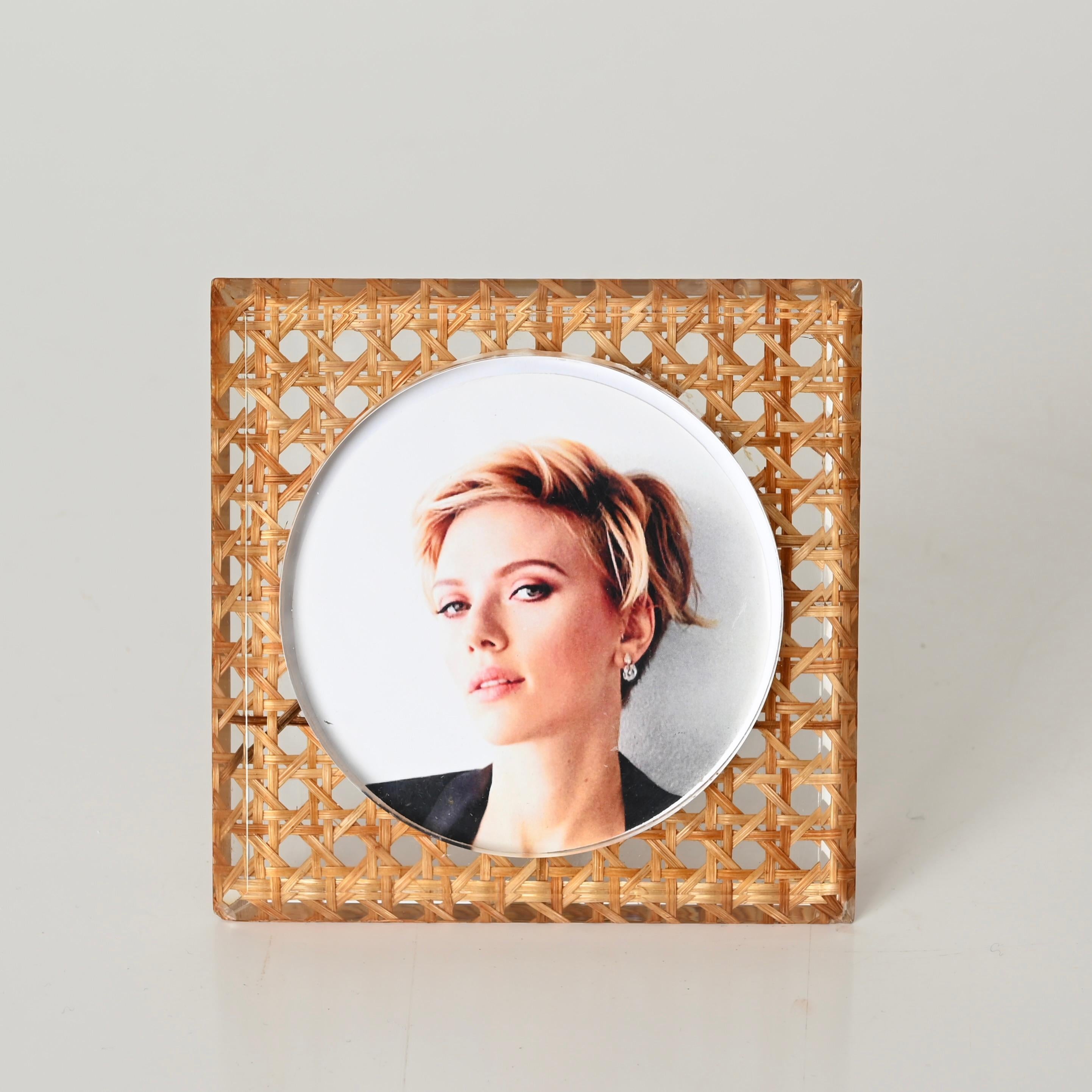 Fatto a mano Portafoto quadrato Dior in ottone, lucite smussata e paglia di Vienna, Italia anni '70