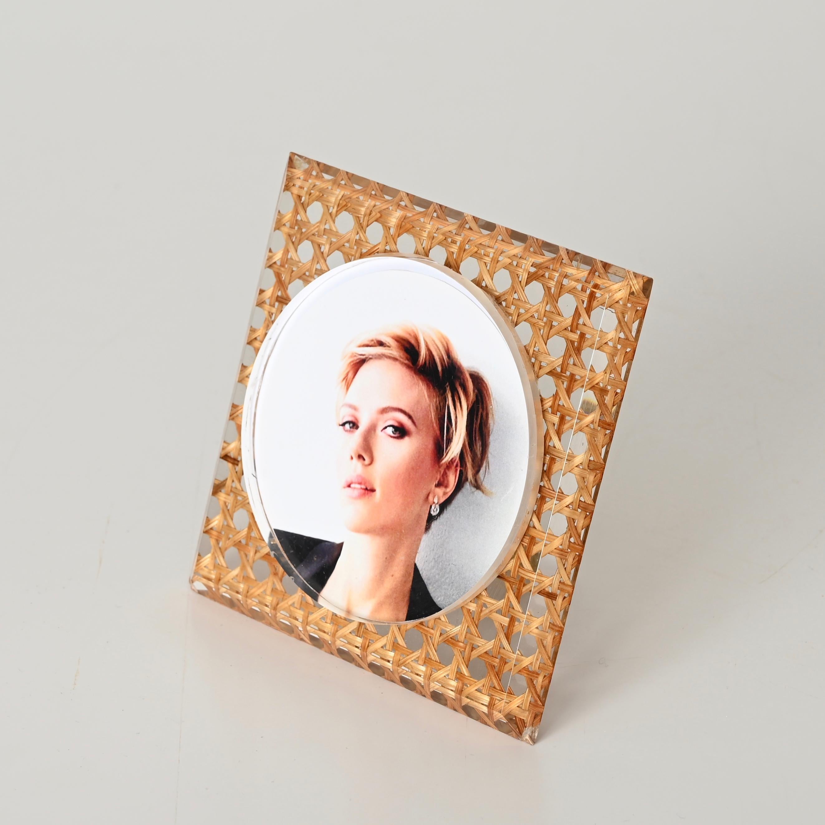 Paglia Portafoto quadrato Dior in ottone, lucite smussata e paglia di Vienna, Italia anni '70