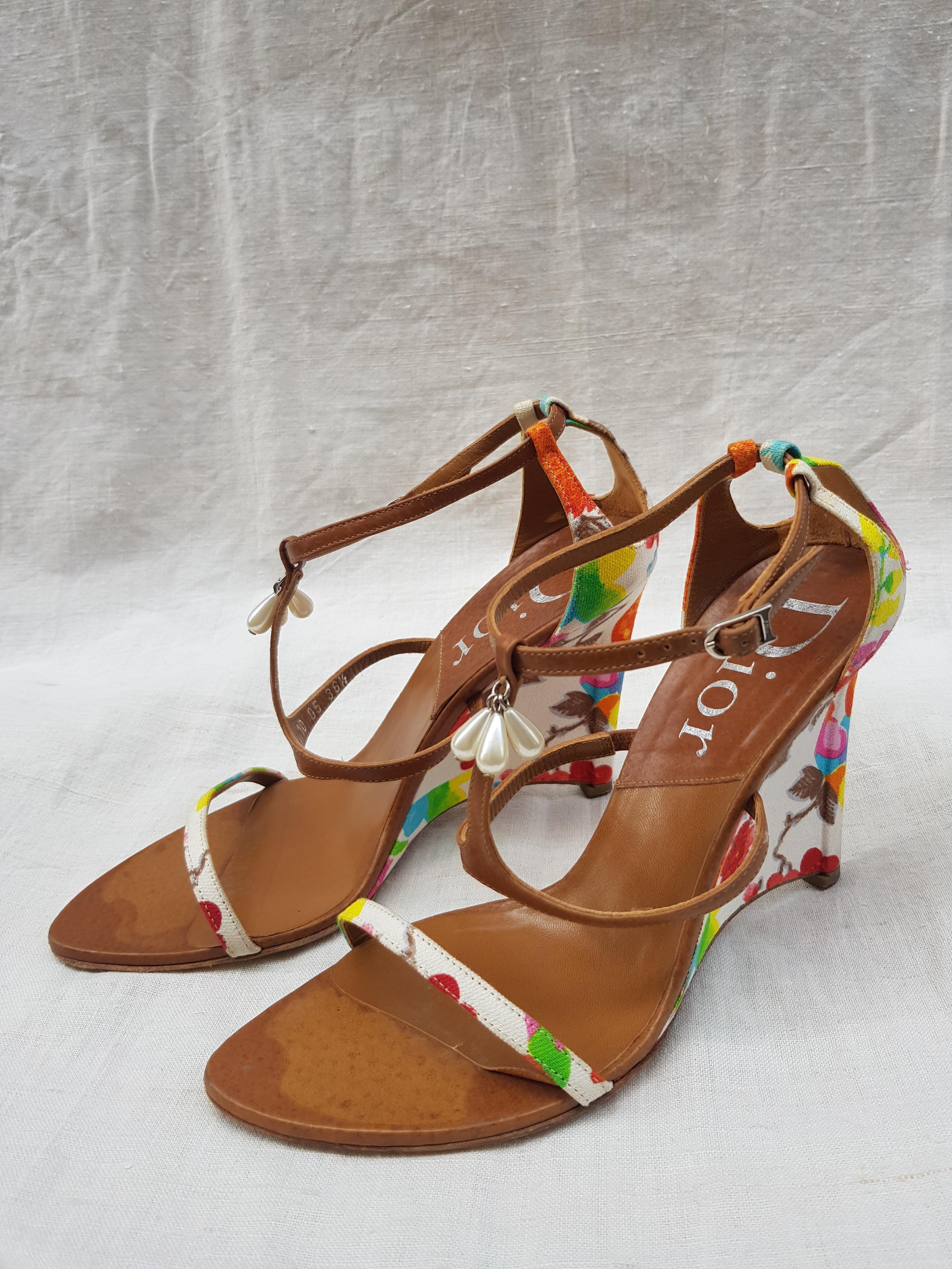 Wonderful pair of Christian Dior by John Galliano sandals with wedges covered by silk floral printed fabric and 3 front pearls at the ankle.
Condition is really good, only some stains in the front leather part due to a silicon sole but covered by