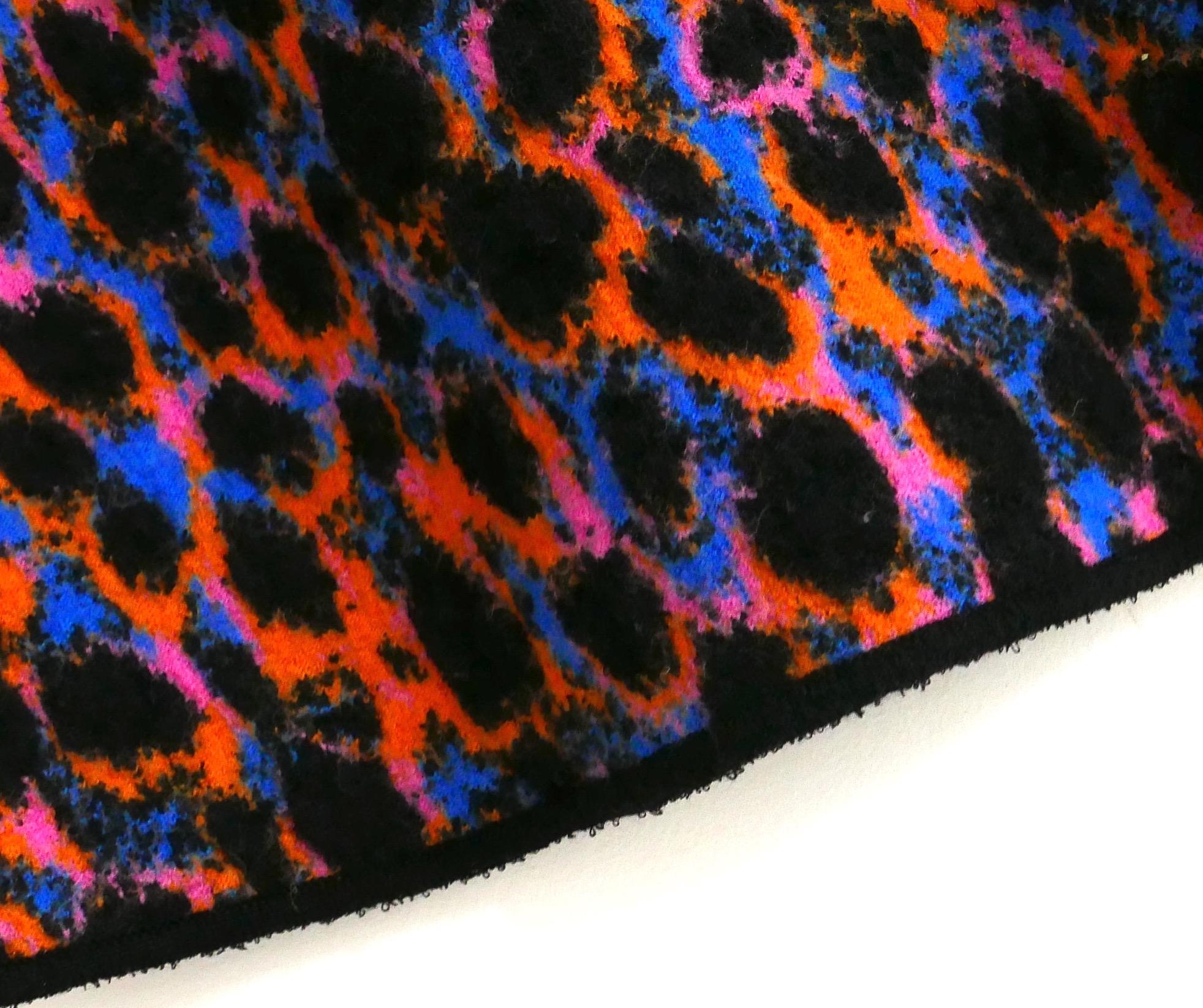 Erstaunlich Dior Leopard Neon Rock aus dem Frühjahr 2022 Collection. gekauft für £ 1950 und neu mit Tag. Sie ist aus einer dicken, gefilzten Wollmischung mit einem leuchtenden Leopardenmuster in der Farbe Fantaisie gefertigt und hat kontrastierende
