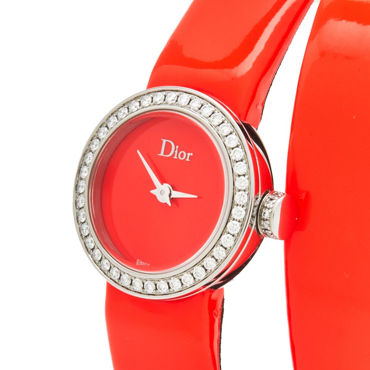 This exquisite wristwatch from the La D de Dior collection is the perfect blend of expert Swiss watch-making and well-crafted jewelry. Created in 2003, this collection was inspired by the 70s and is known for its use of jeweler’s materials including