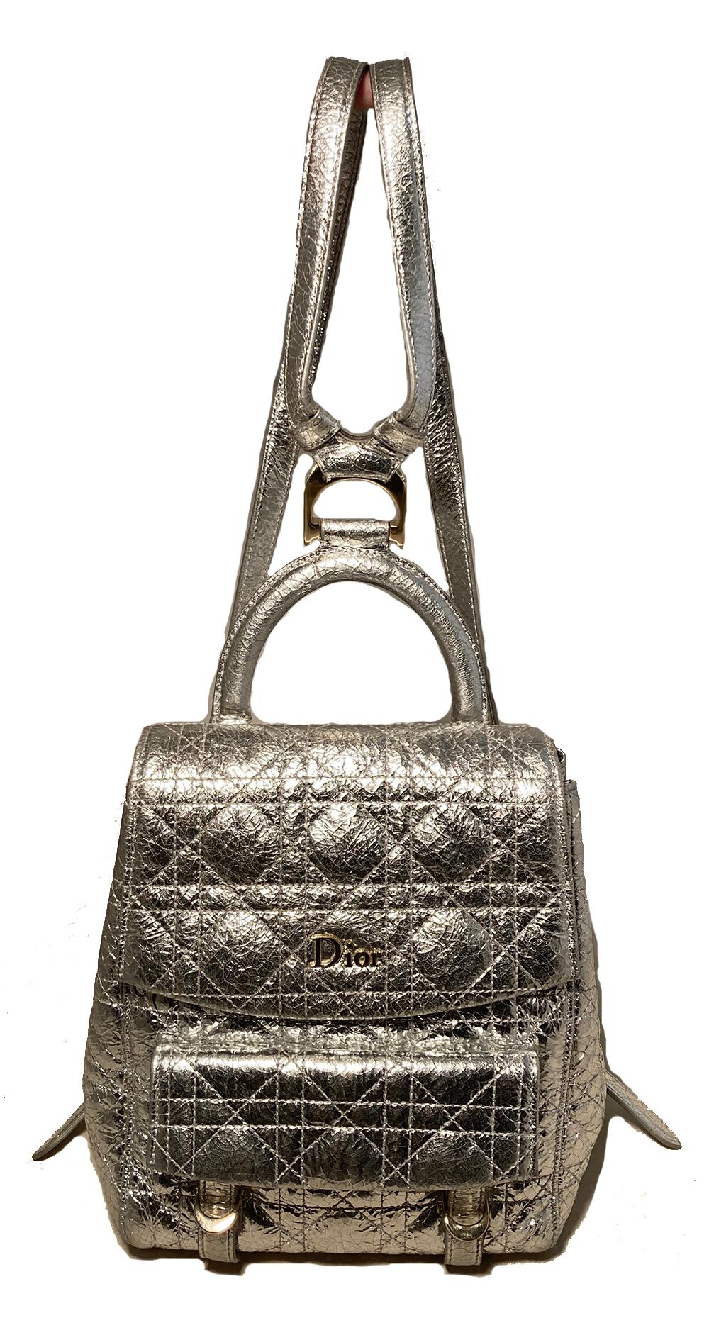 Dior Stardust silberner Lederrucksack in ausgezeichnetem Zustand. Außen aus silbernem Craquelé-Lackleder, gesteppt im klassischen Dior-Cannage-Stil und mit silberner Hardware verziert. Fronttasche mit doppelter Schnalle und Klappe. Gesäßtasche mit