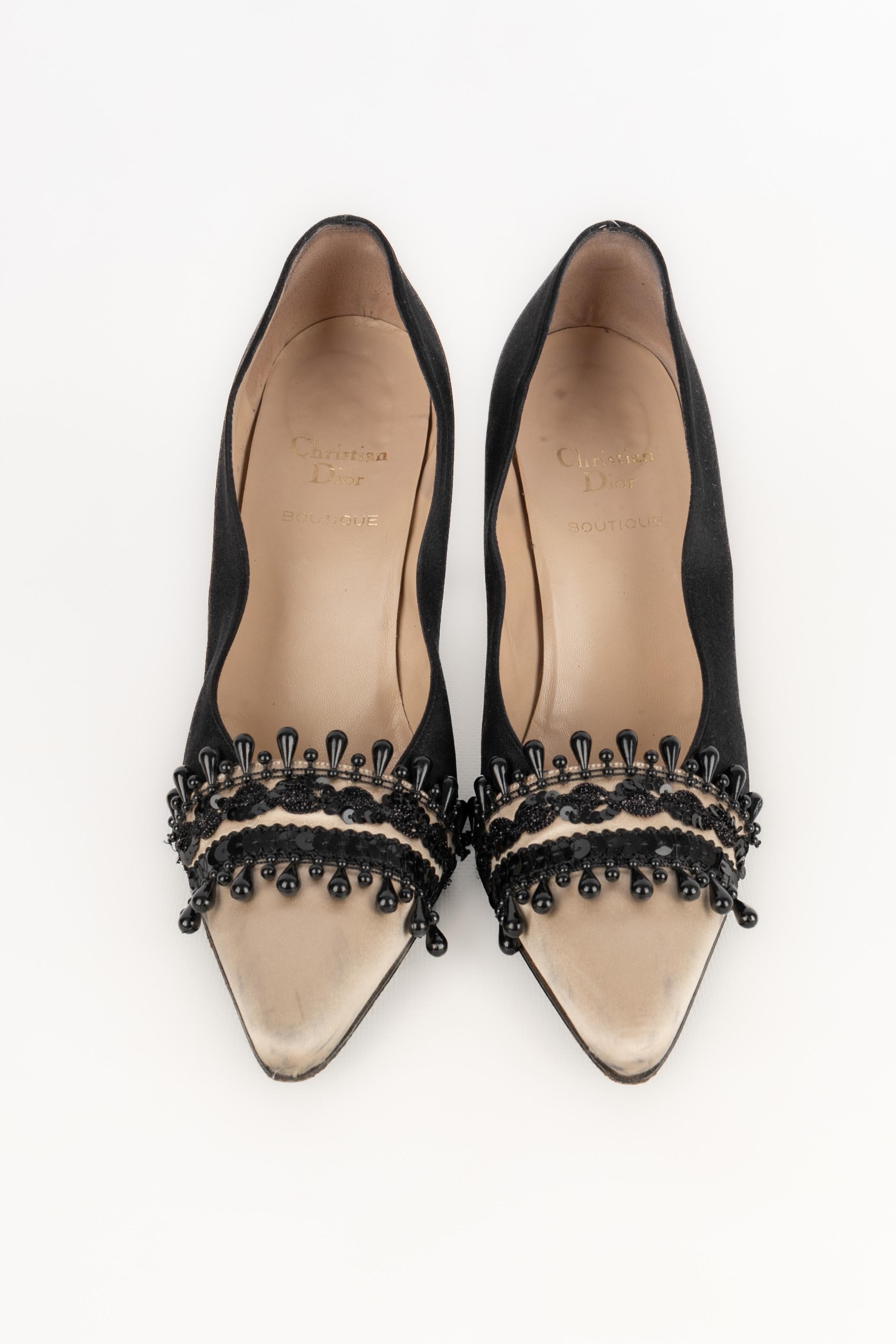 DIOR - (Made in Italy) Cream and black satin stilettoes ornamented with pearls. Size 38FR.

Condition:
Very good condition

Dimensions:
Size 38

SKU:CH10