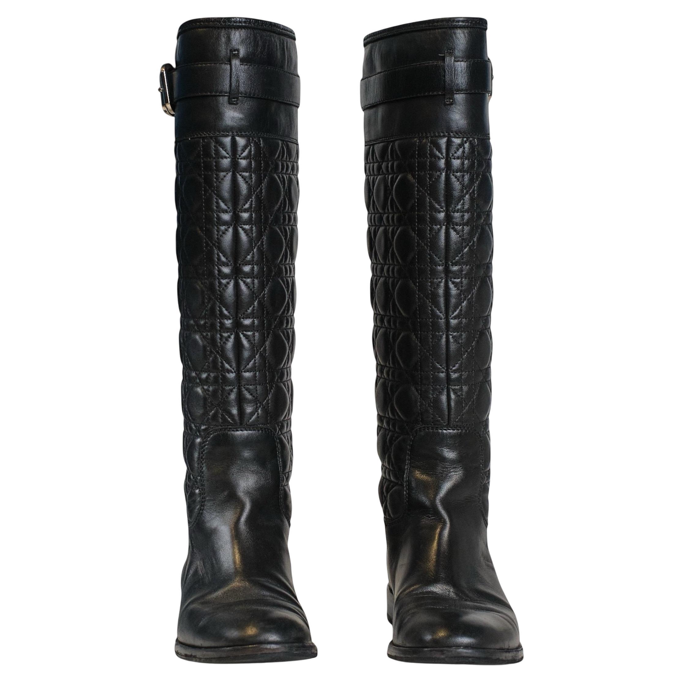 Stiefel mit Dior-Signatur aus schwarzem Cannage-Leder mit silbernen Beschlagdetails. Das Modell hat keine Verschlüsse, sondern ist mit einer doppelten Schnalle ausgestattet, die sein unverwechselbares Design hervorhebt. Die Größe ist 38 IT. Der