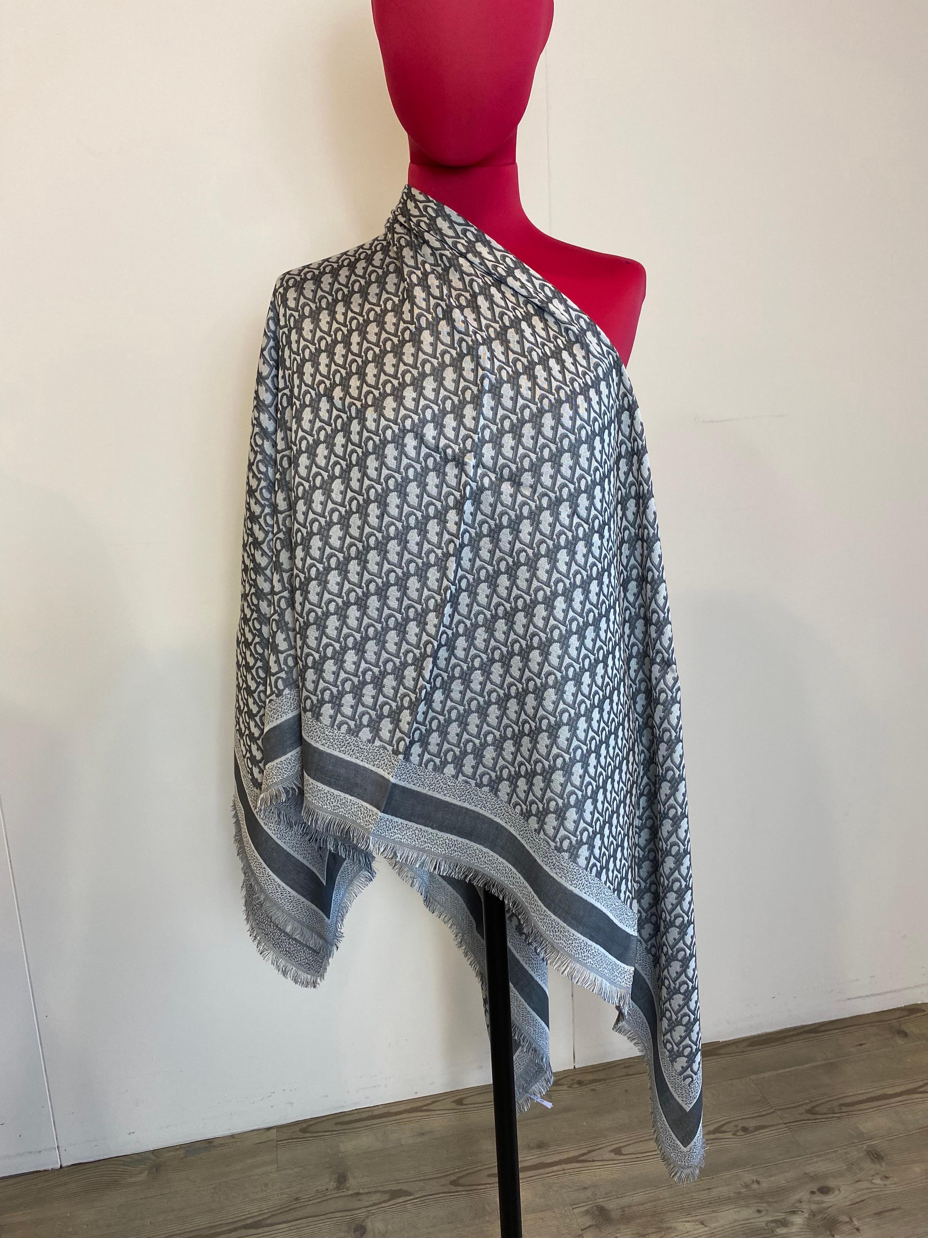 Dior stole in gray wool and silk with logo pattern. It has small fringes all over the contour.
The stole is in very good condition.
Measures 147 x 138 cm
Material 
42% wool
42 % silk
16% cotton