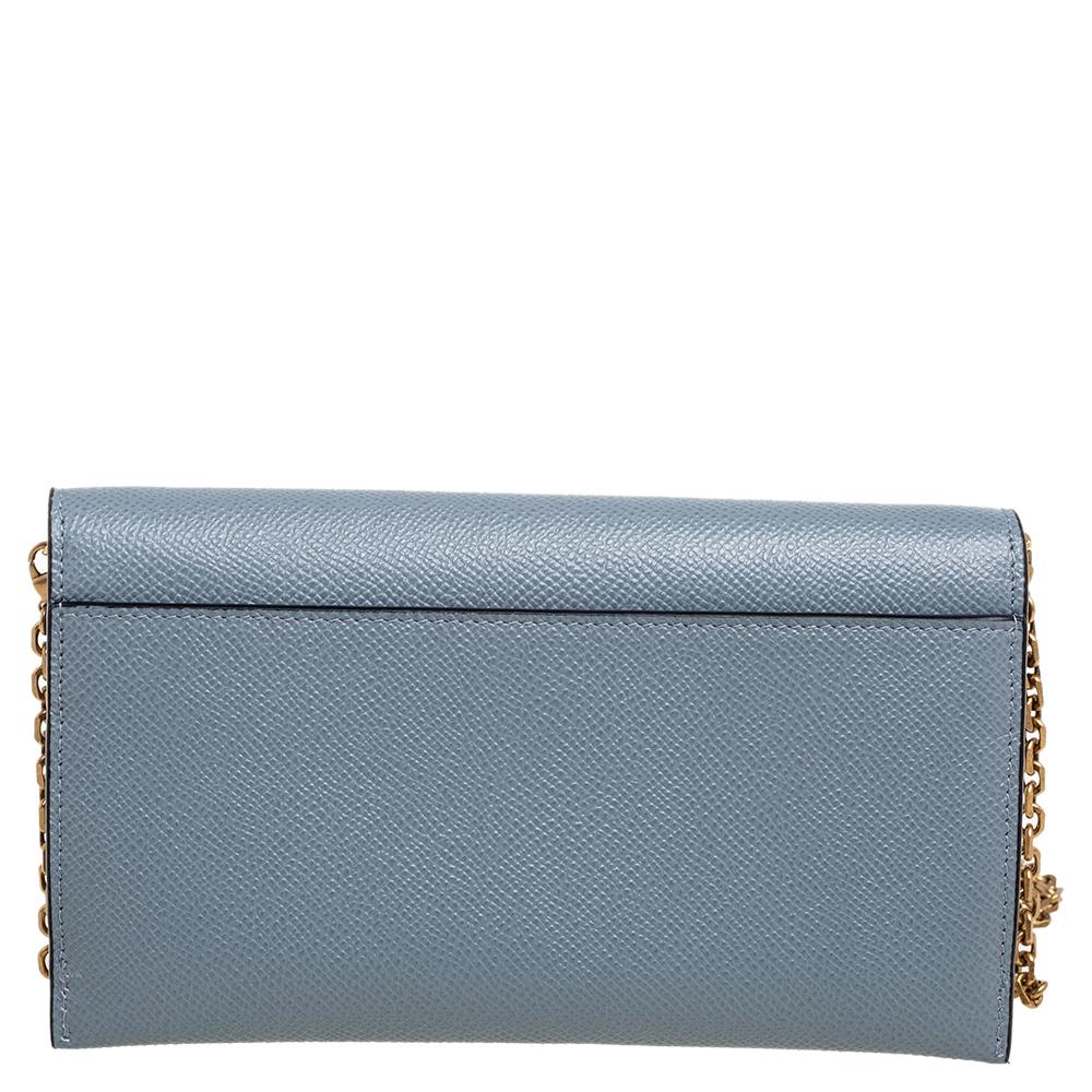 This Saddle wallet on chain from the House of Dior brings you endless functionality, style, and luxury! It is made from stone-blue leather, with a gold-tone D charm perched on the front. It accommodates a leather-lined interior and a 60 cm strap.