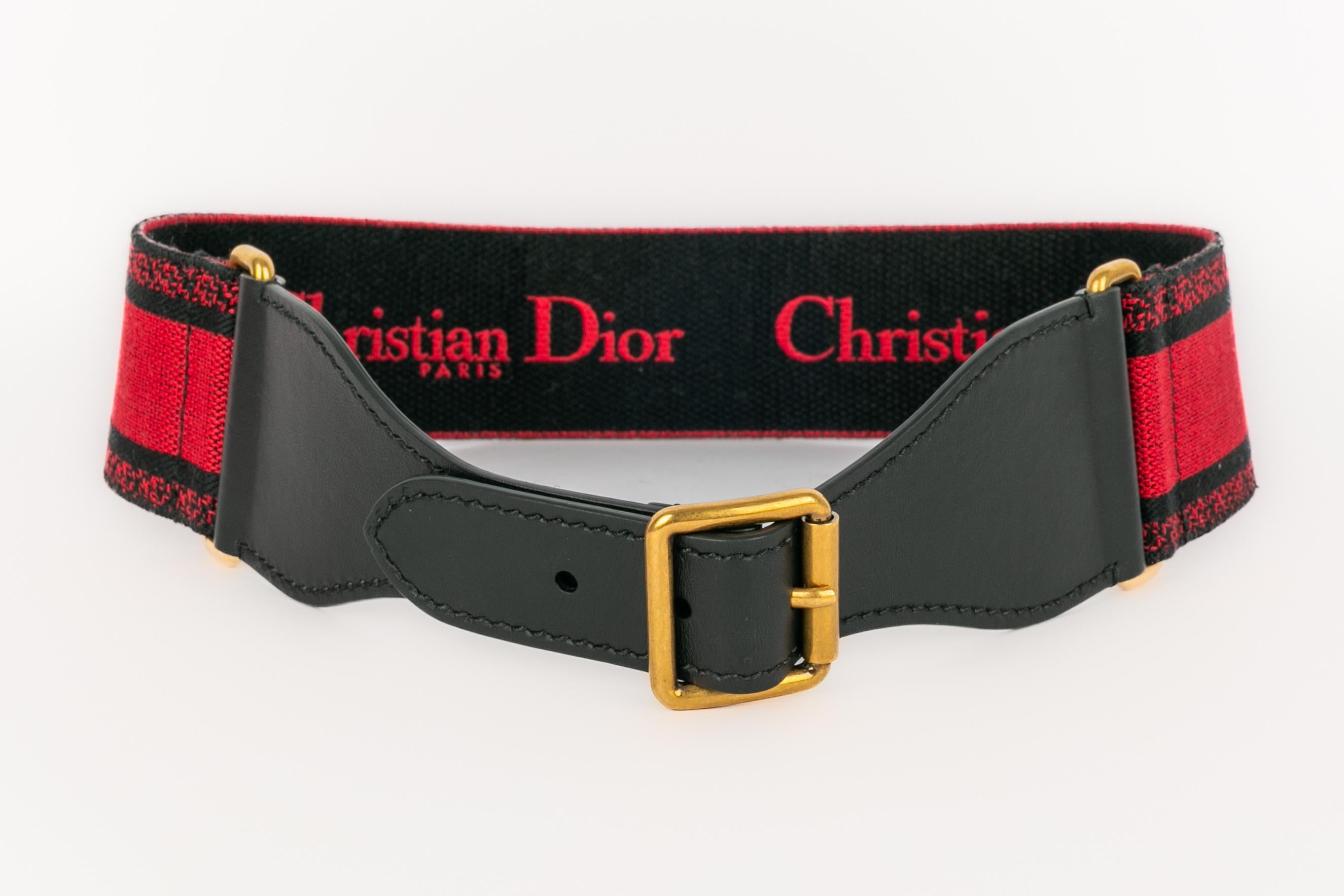 DIOR - (Made in Italy) Leather belt with a red and black strap.

Condition:
Very good condition

Dimensions:
Size 85

SKU:ACC16