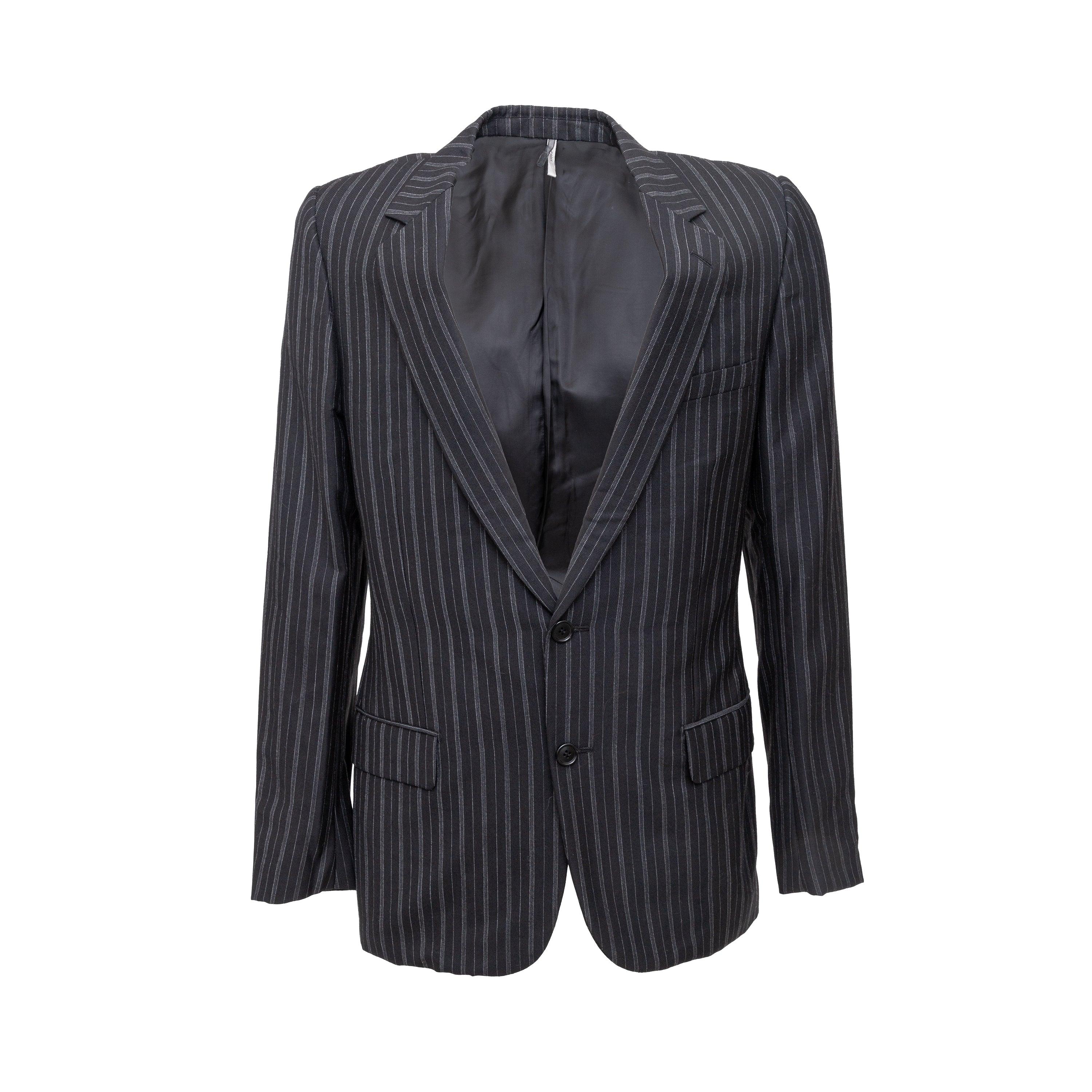 Realizzato in misto lana ed elastan, il vestito Dior Stripe offre una vestibilità sartoriale impeccabile. Il motivo a righe e la vestibilità conferiscono un look deciso, mentre la chiusura a due bottoni della giacca e la chiusura a zip dei pantaloni