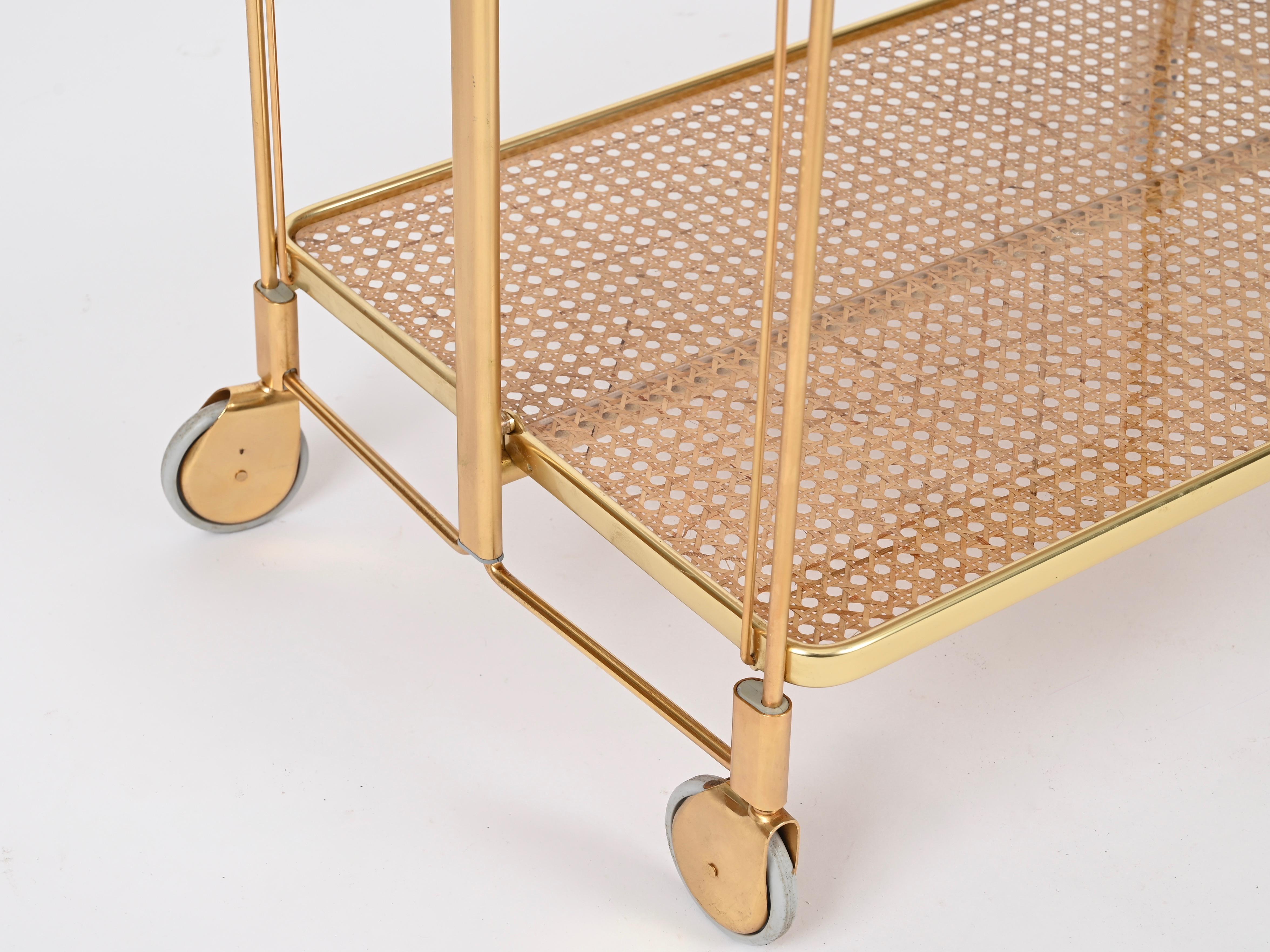 Carrito de bar plegable estilo Dior Metal dorado, lucita y paja, Italia Años 70 en venta 3