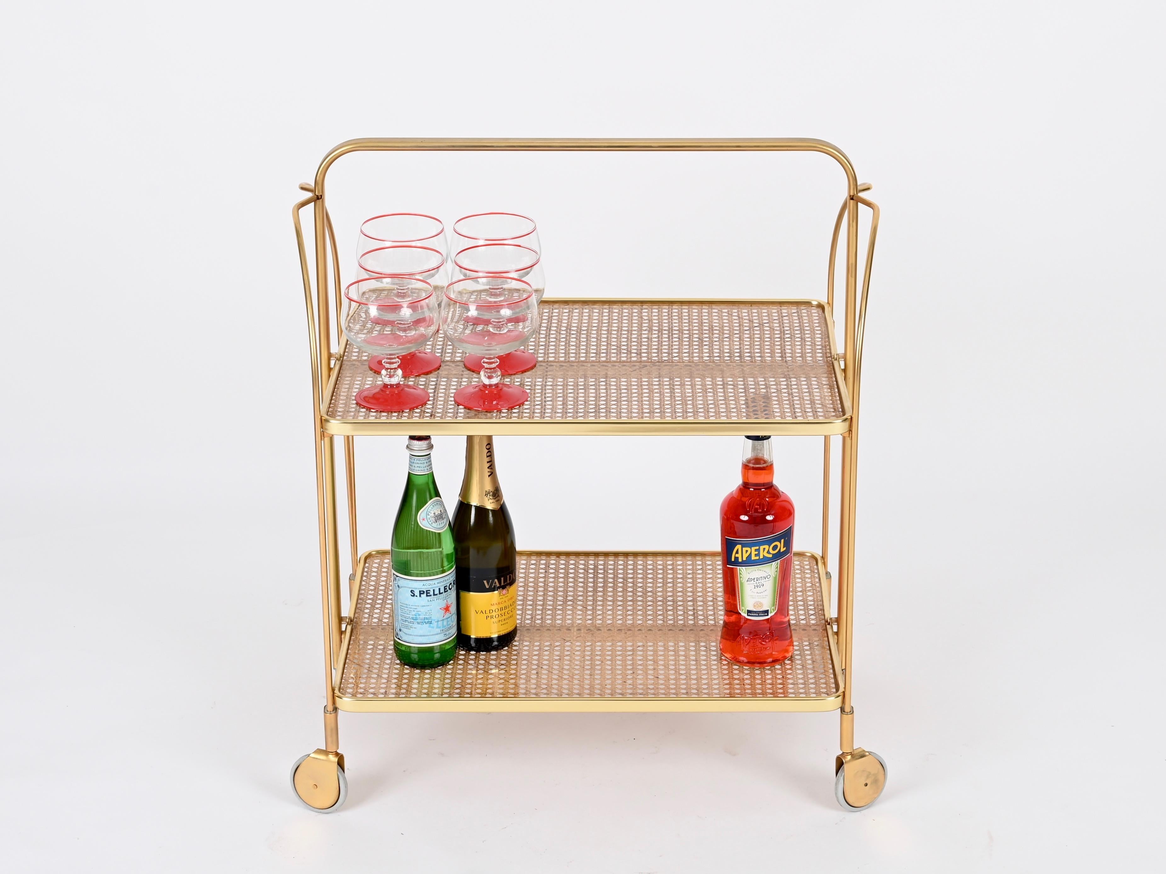 Carrito de bar plegable estilo Dior Metal dorado, lucita y paja, Italia Años 70 en venta 5