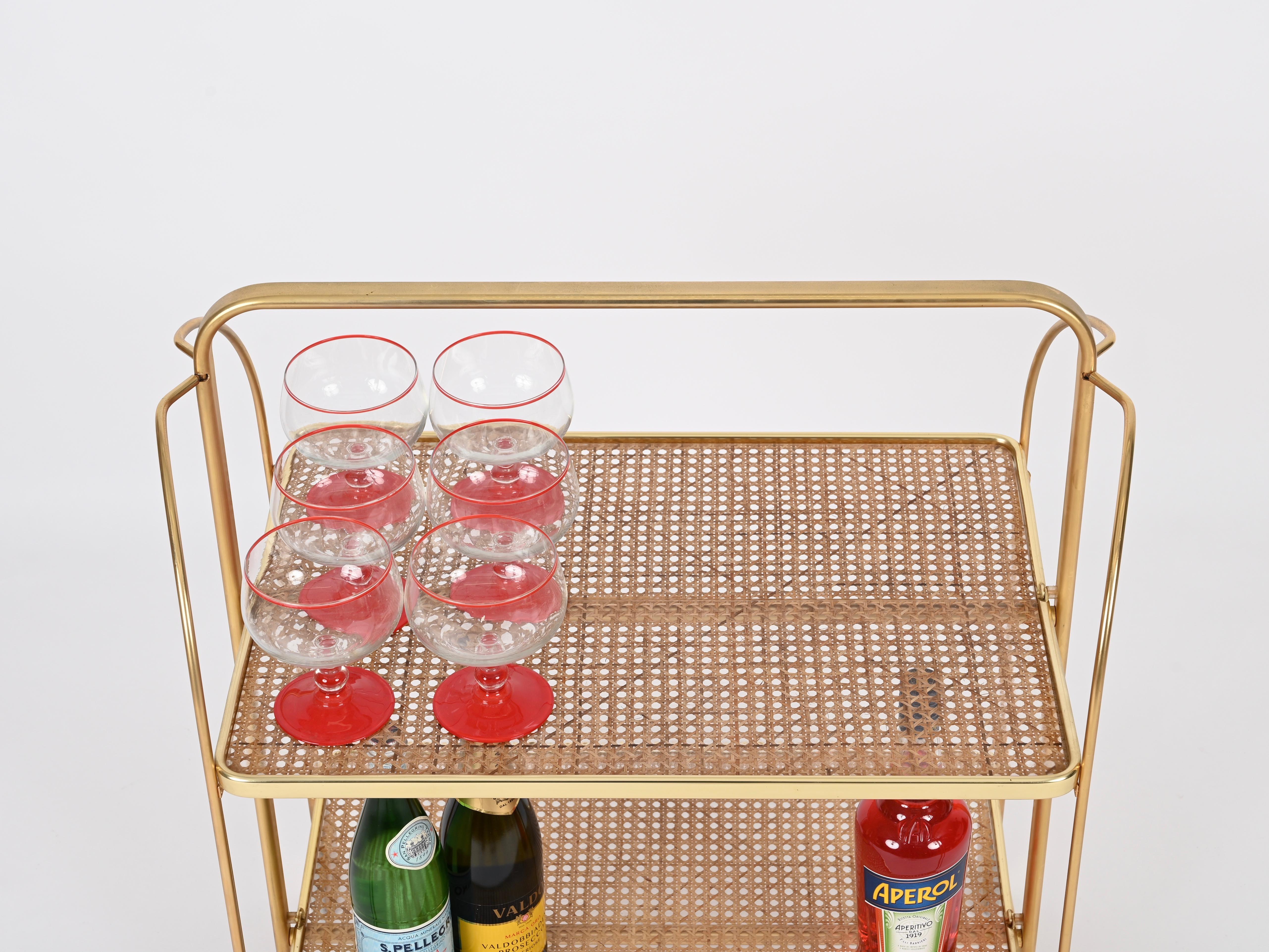 Carrito de bar plegable estilo Dior Metal dorado, lucita y paja, Italia Años 70 en venta 6