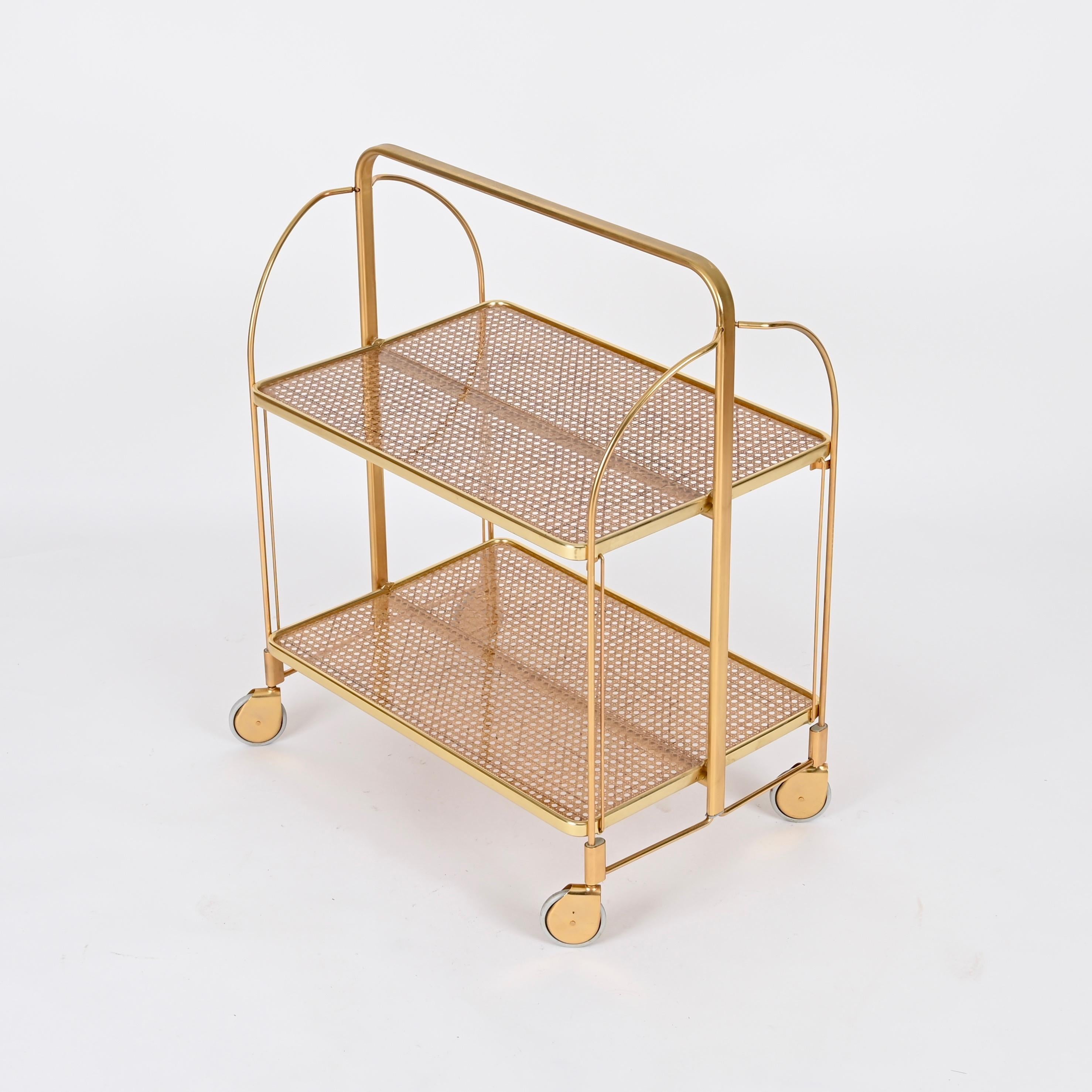 Carrito de bar plegable estilo Dior Metal dorado, lucita y paja, Italia Años 70 en venta 7