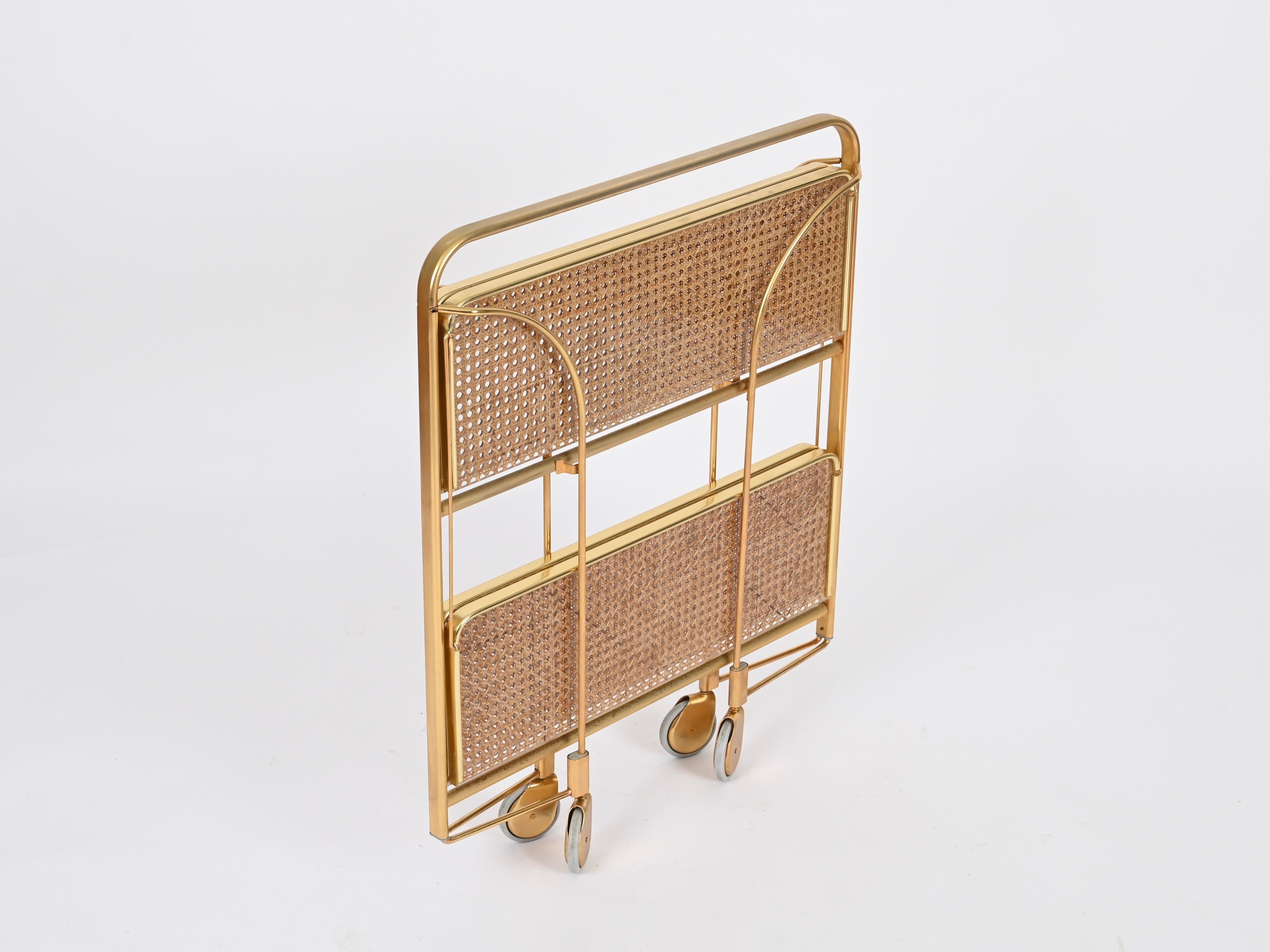 Carrito de bar plegable estilo Dior Metal dorado, lucita y paja, Italia Años 70 en venta 9