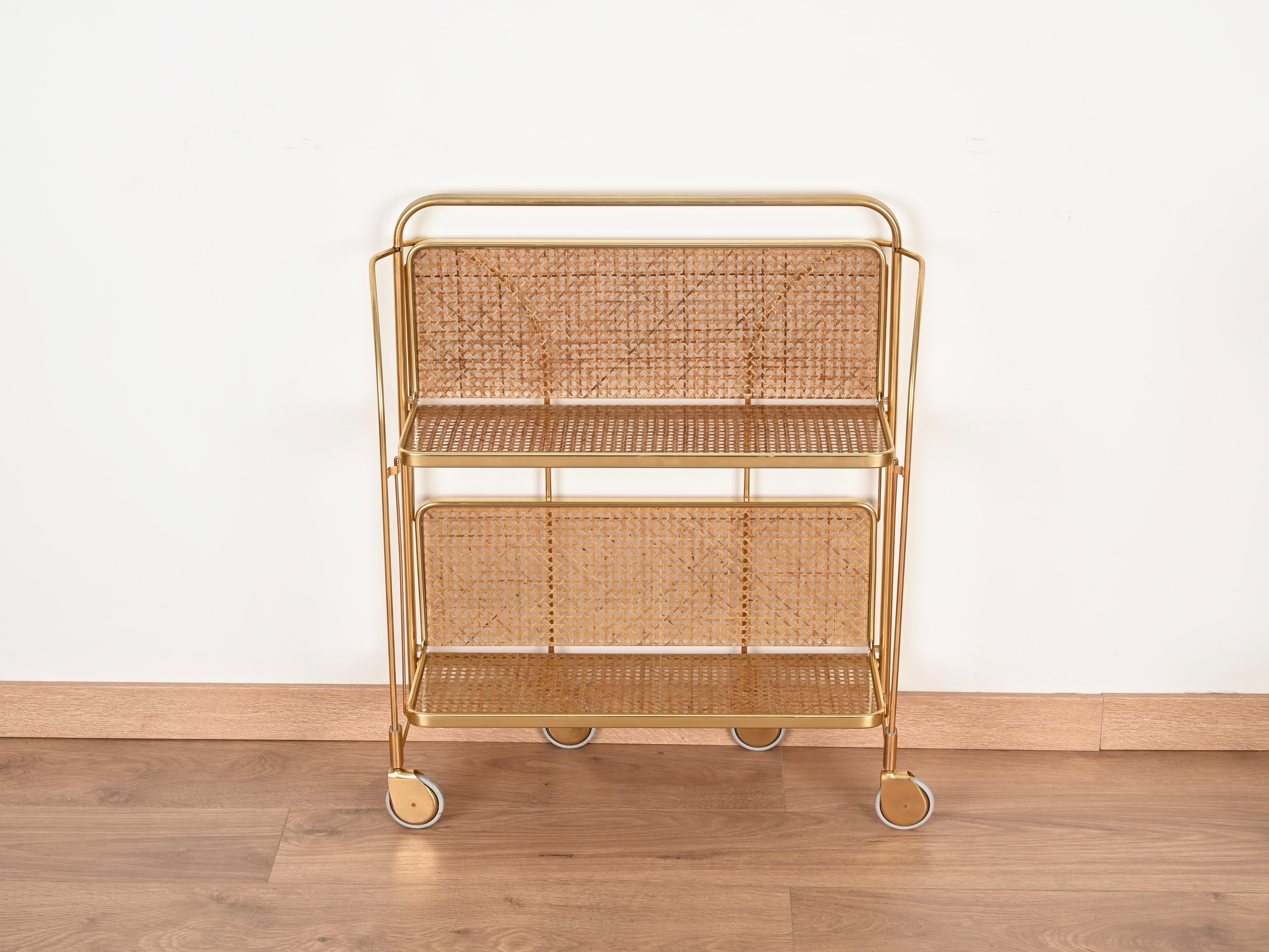 Carrito de bar plegable estilo Dior Metal dorado, lucita y paja, Italia Años 70 en venta 10