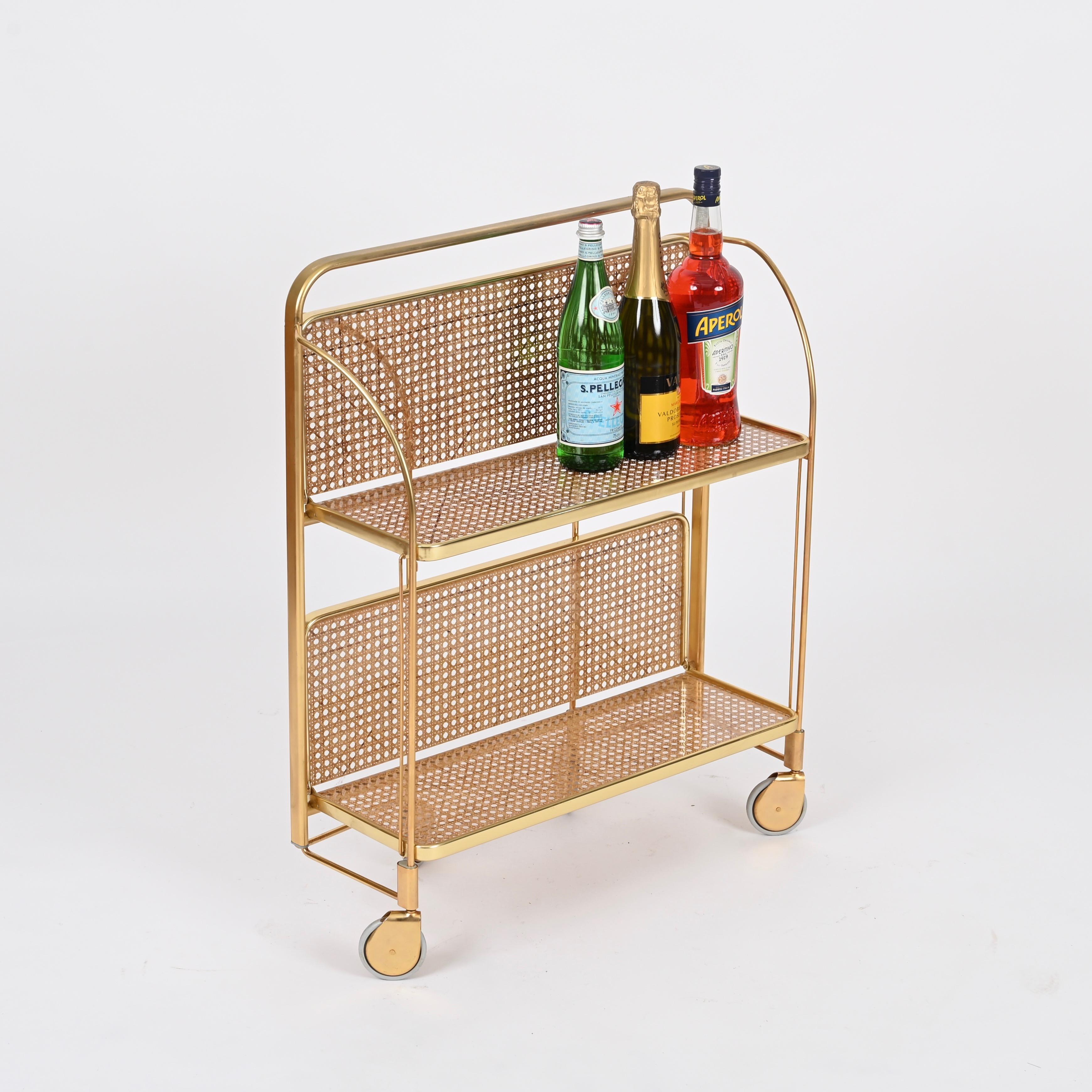 Carrito de bar plegable estilo Dior Metal dorado, lucita y paja, Italia Años 70 Moderno de mediados de siglo en venta
