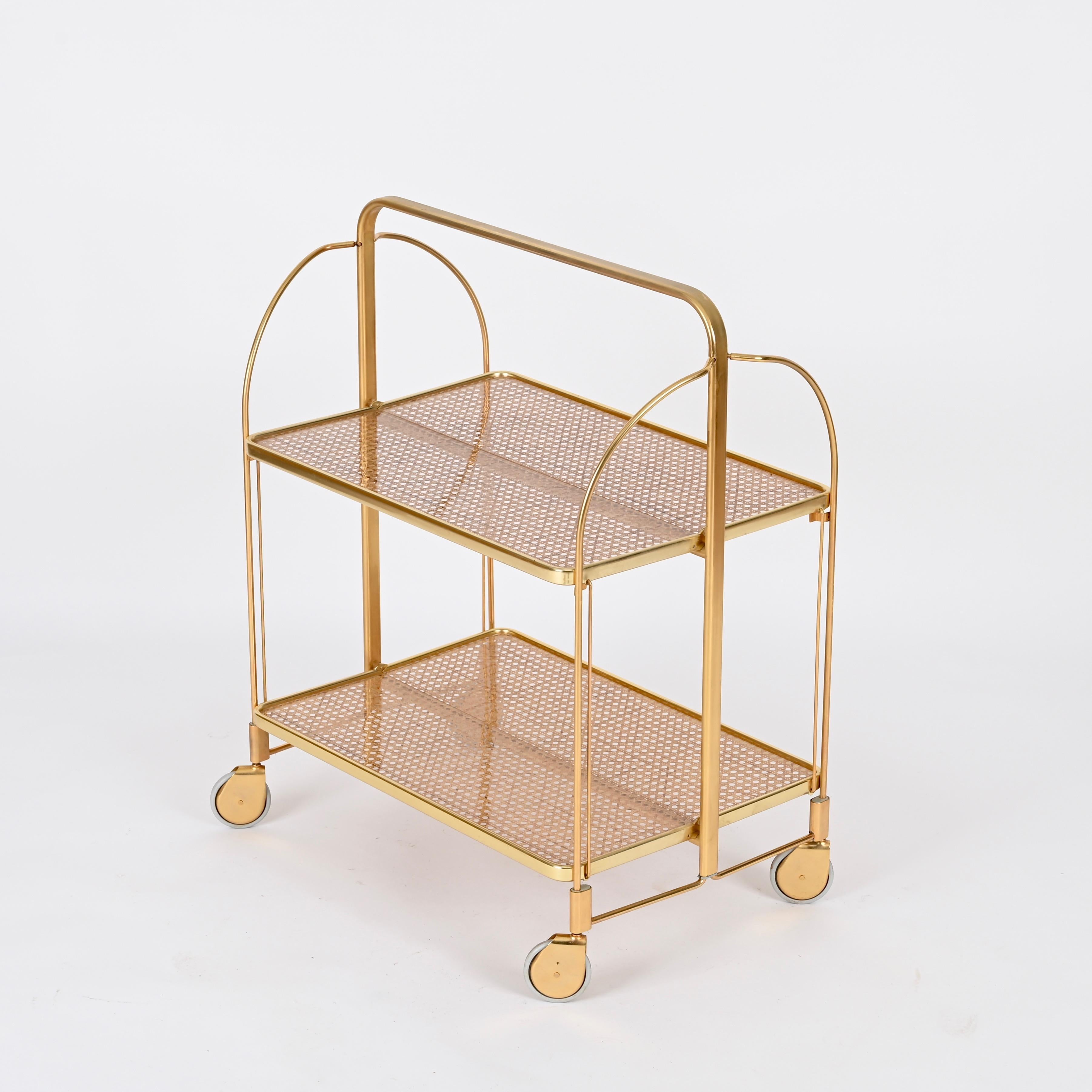 Carrito de bar plegable estilo Dior Metal dorado, lucita y paja, Italia Años 70 Italiano en venta