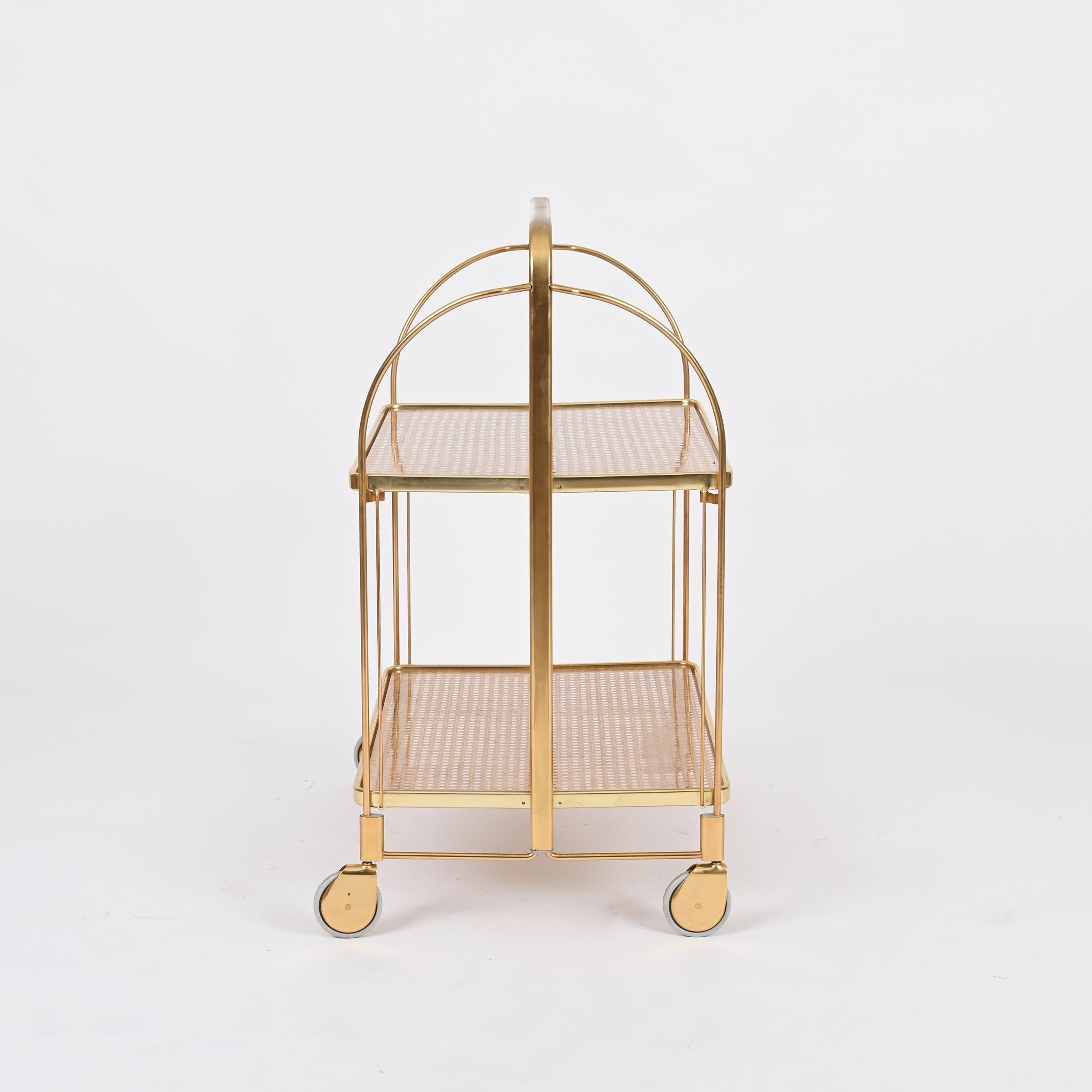 Carrito de bar plegable estilo Dior Metal dorado, lucita y paja, Italia Años 70 en Excelente estado para la venta en Roma, IT