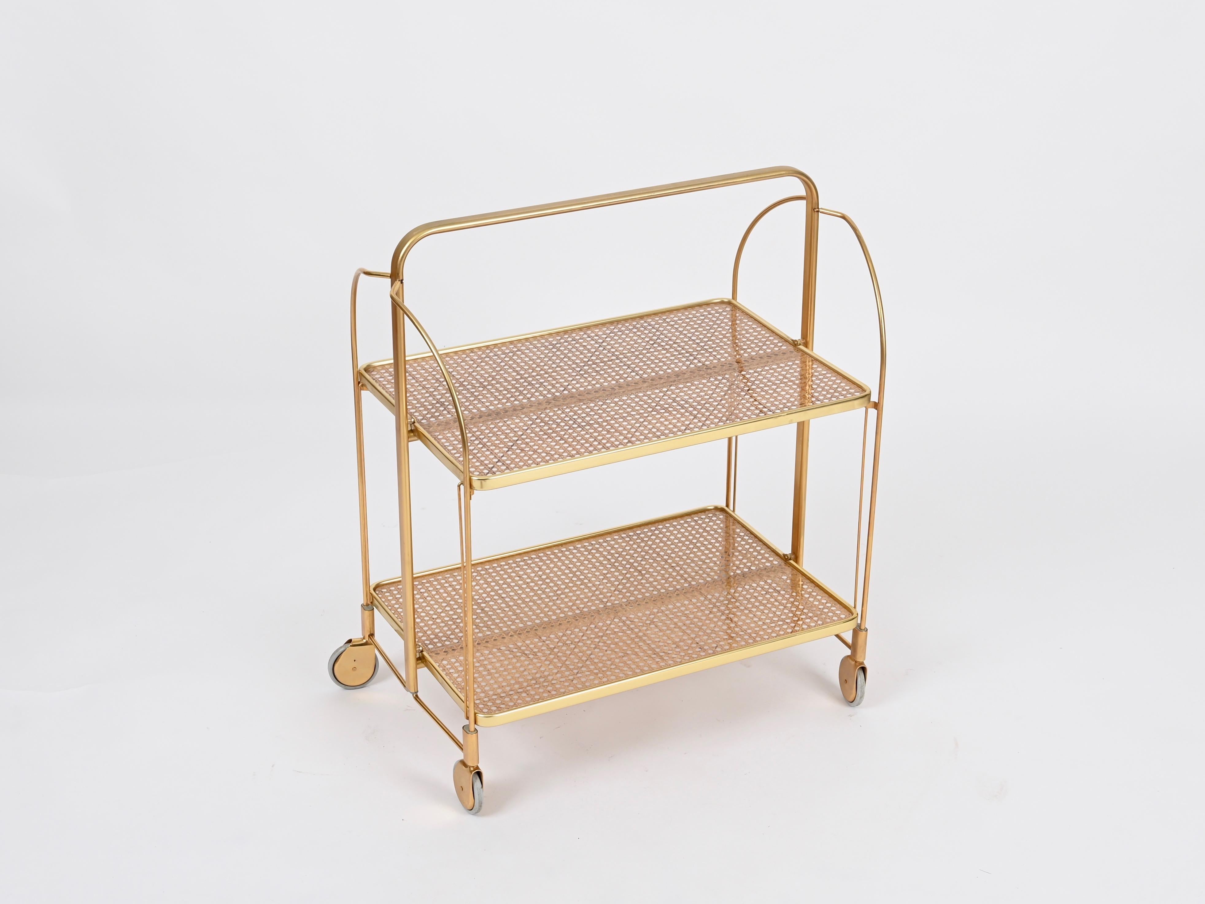 Carrito de bar plegable estilo Dior Metal dorado, lucita y paja, Italia Años 70 en venta 1