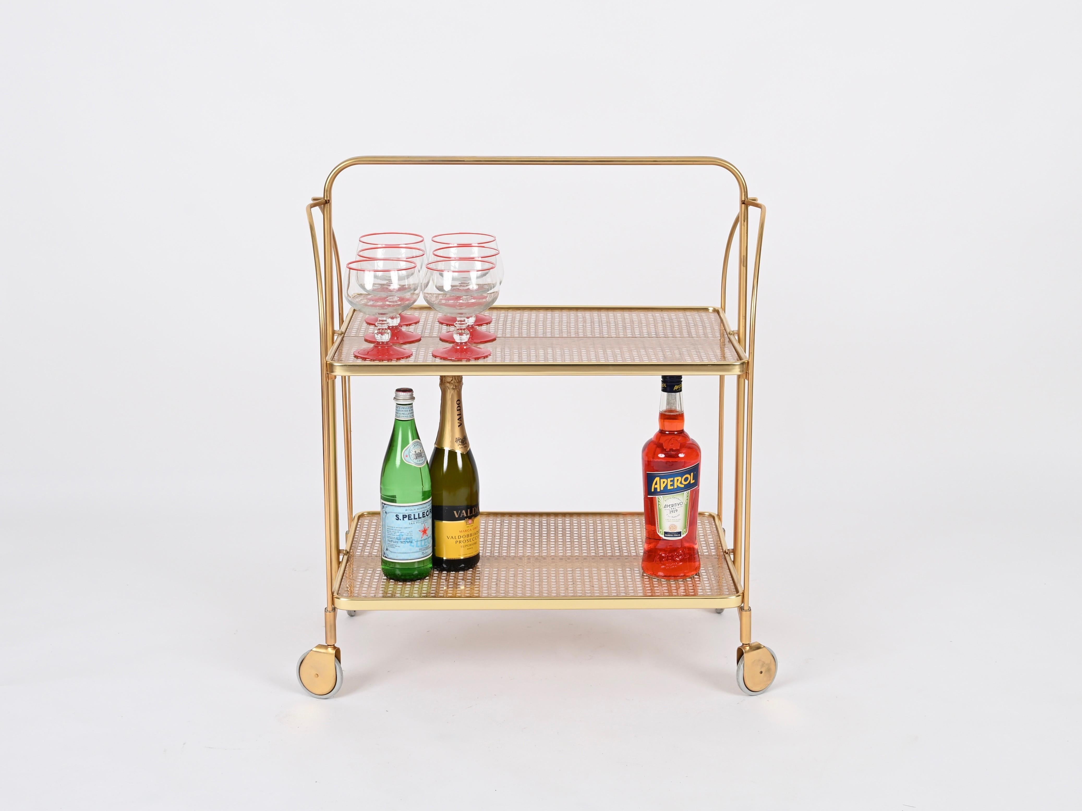 Carrito de bar plegable estilo Dior Metal dorado, lucita y paja, Italia Años 70 en venta 2