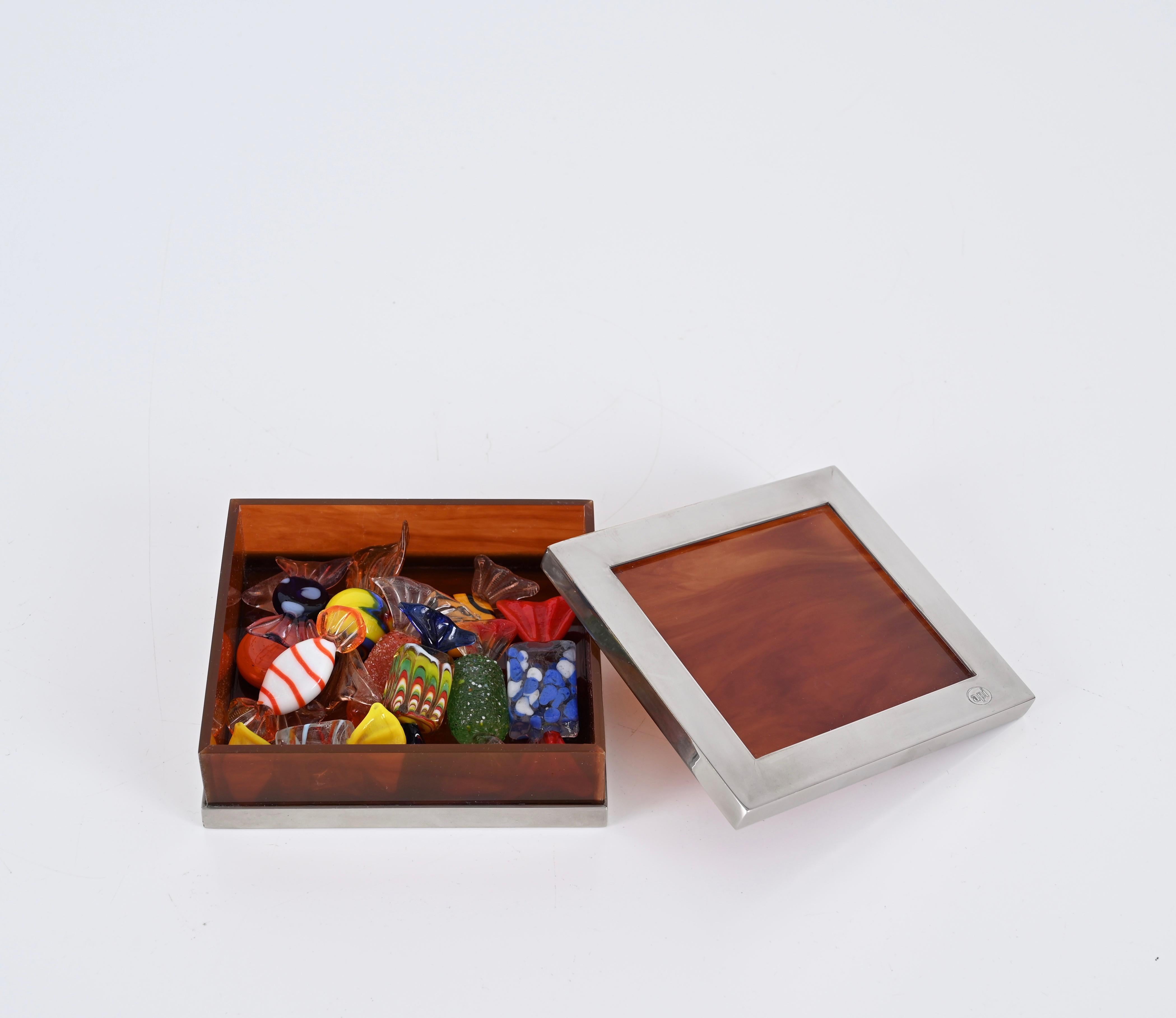 Hübsche Schachtel im Stil von Christian Dior, hergestellt von API in Italien in den 1970er Jahren. 

Diese bezaubernde Box ist aus wunderschönem Schildpatt-Lucit und Chrom gefertigt. 

Ein fantastischer Artikel, der sich perfekt als Geschenk für ein